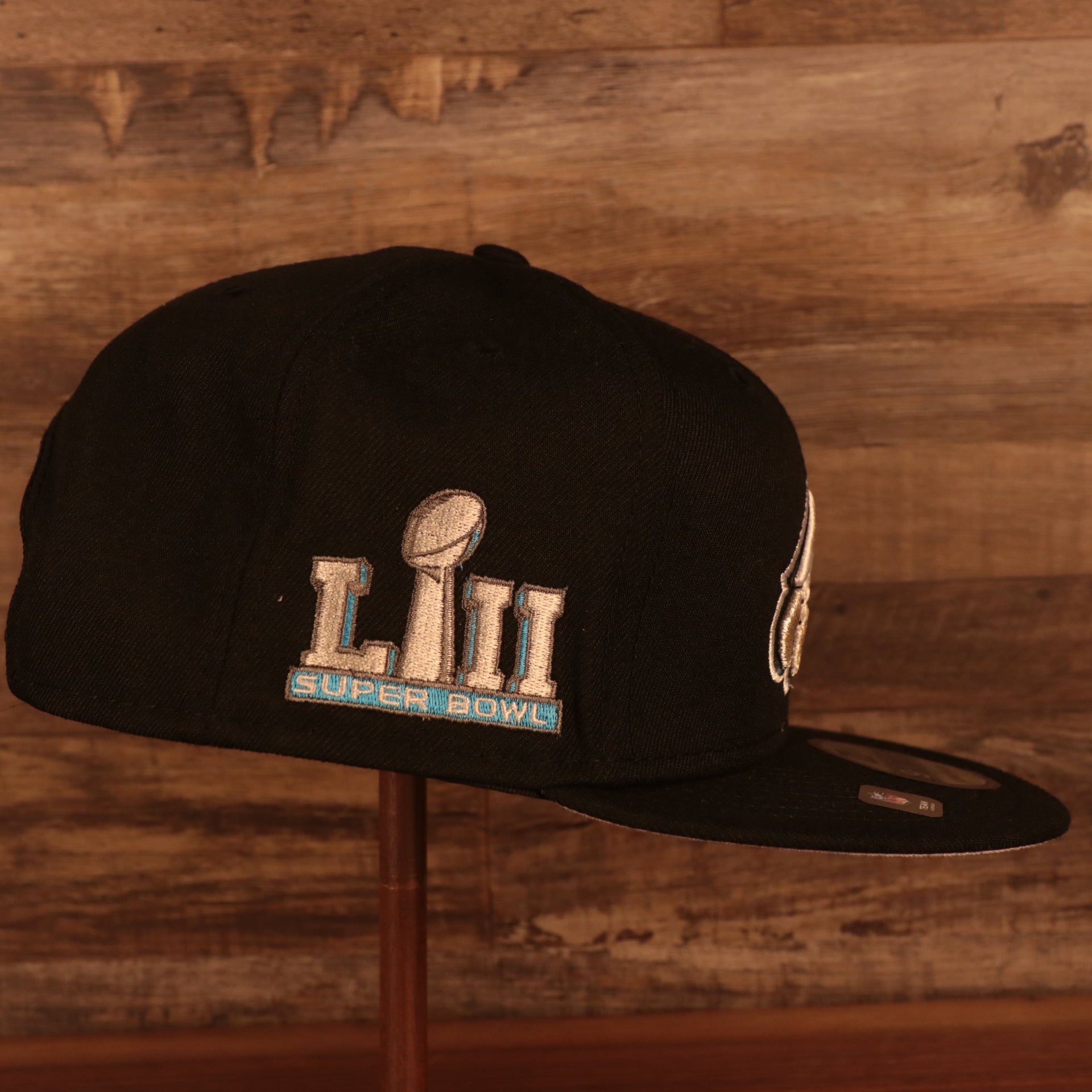 Wearer's right of the Philadelphia Eagles "Patch Up" Super Bowl LII Side Patch Gray Bottom 9Fifty Black Snapback Hat