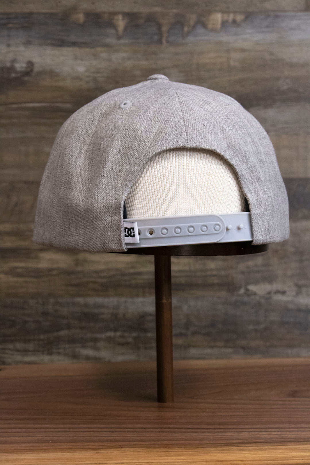 the 2-Tone Gray Snapback Skater Hat | DC Shoes Black Bottom Snap Back Cap has a matching adjustable strap on the back