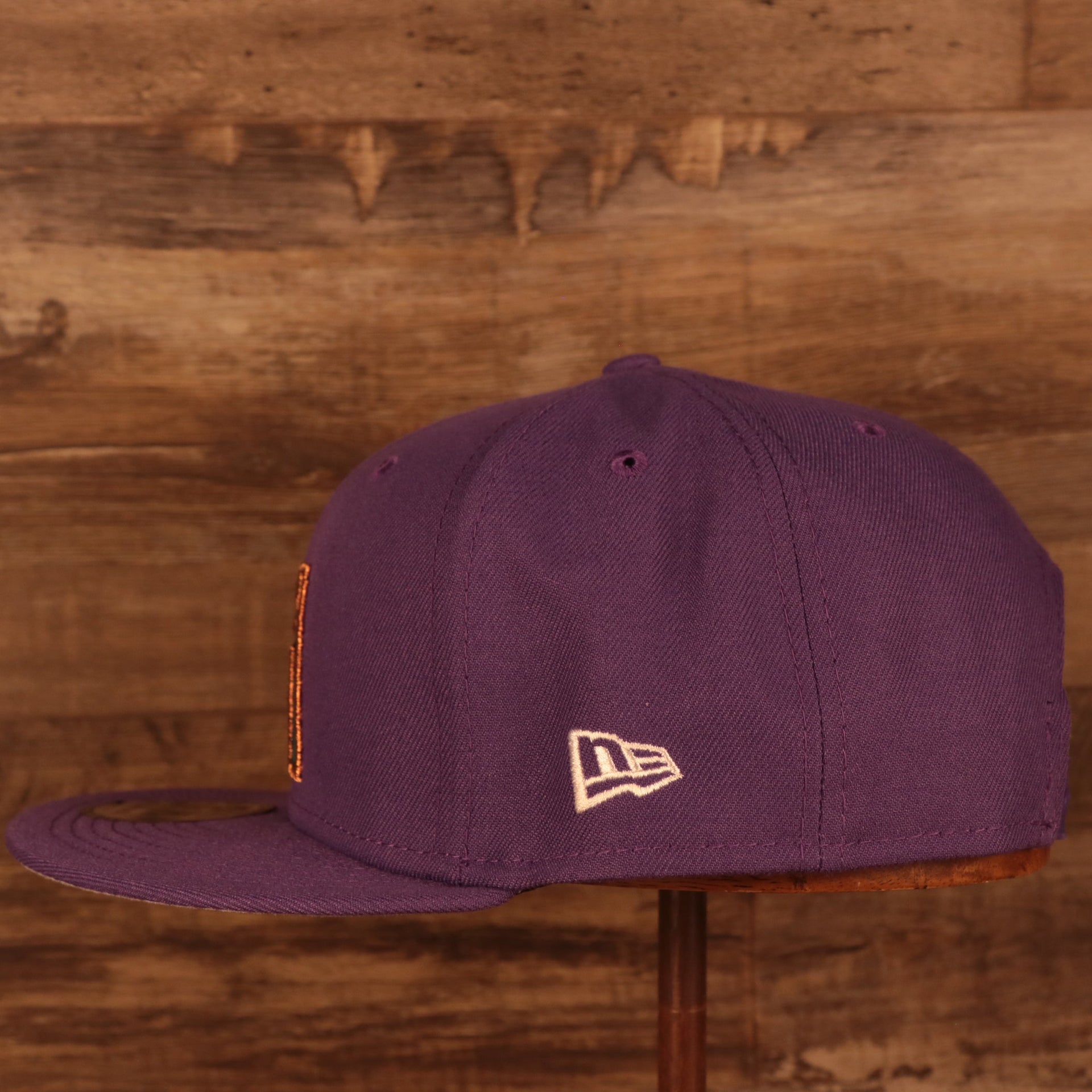 Wearer's left of the Arizona Diamondbacks 2001 World Series Side Patch Gray Bottom 9Fifty Snapback Hat