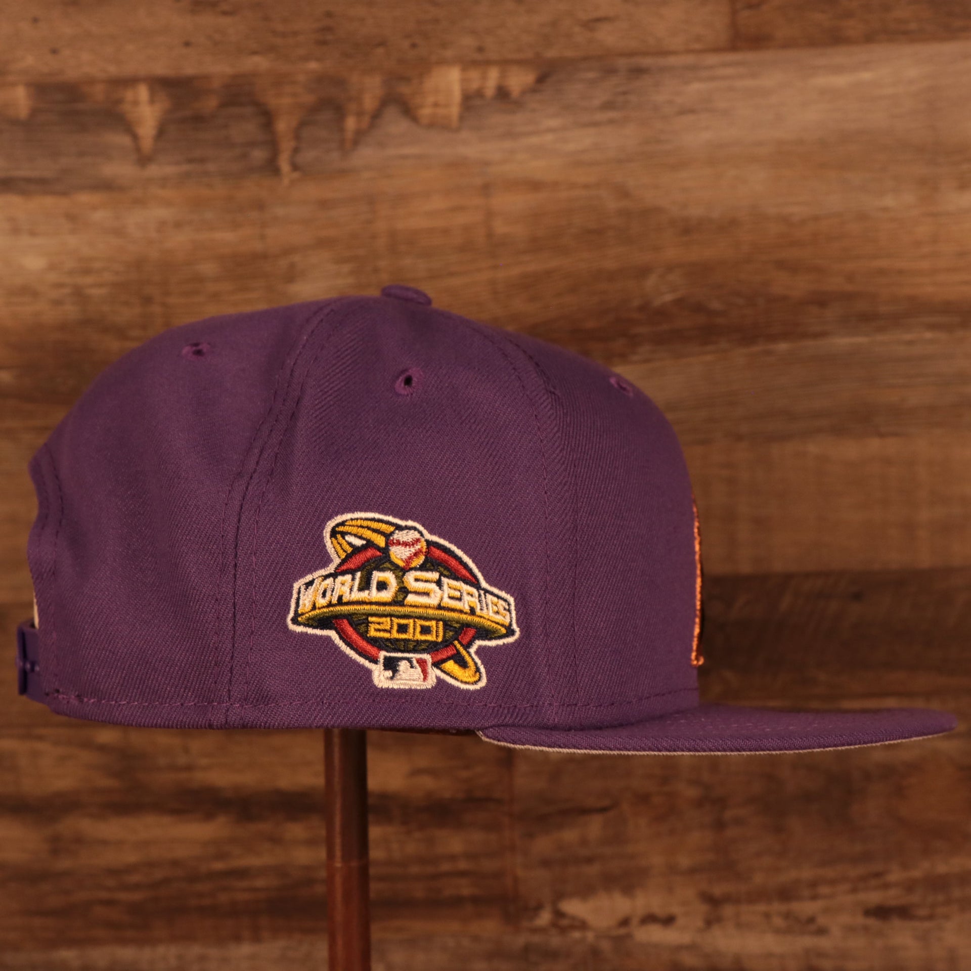 Wearer's right of the Arizona Diamondbacks 2001 World Series Side Patch Gray Bottom 9Fifty Snapback Hat