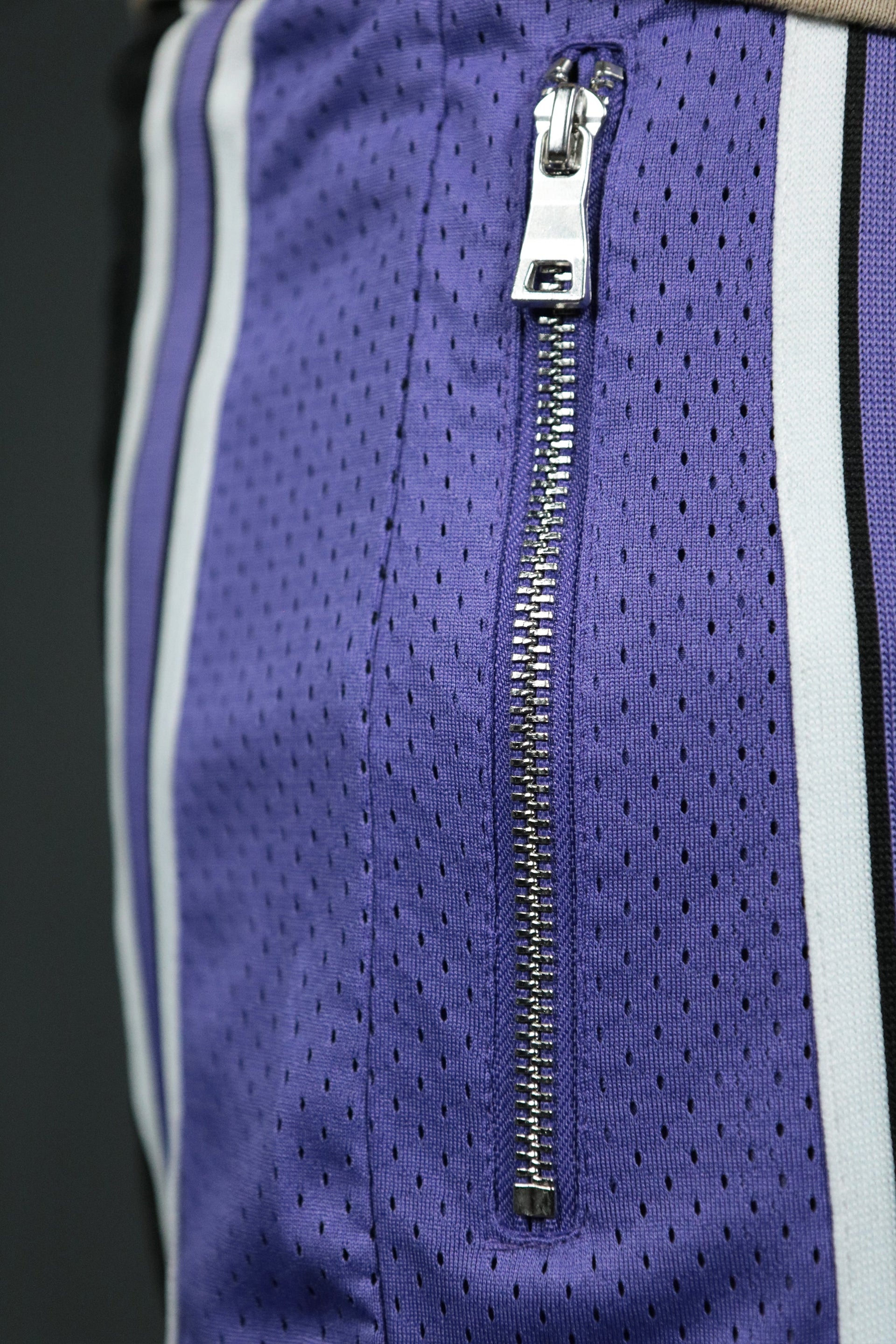 One of the two metal zipped pockets of the Sacramento black purple zipper shorts.