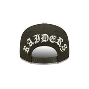 The wearer's right on the Los Angeles Raiders Throwback Green Bottom Yellow Letter Arch 9Fifty Snapback Cap | Back Letter Arch Black 9Fifty
