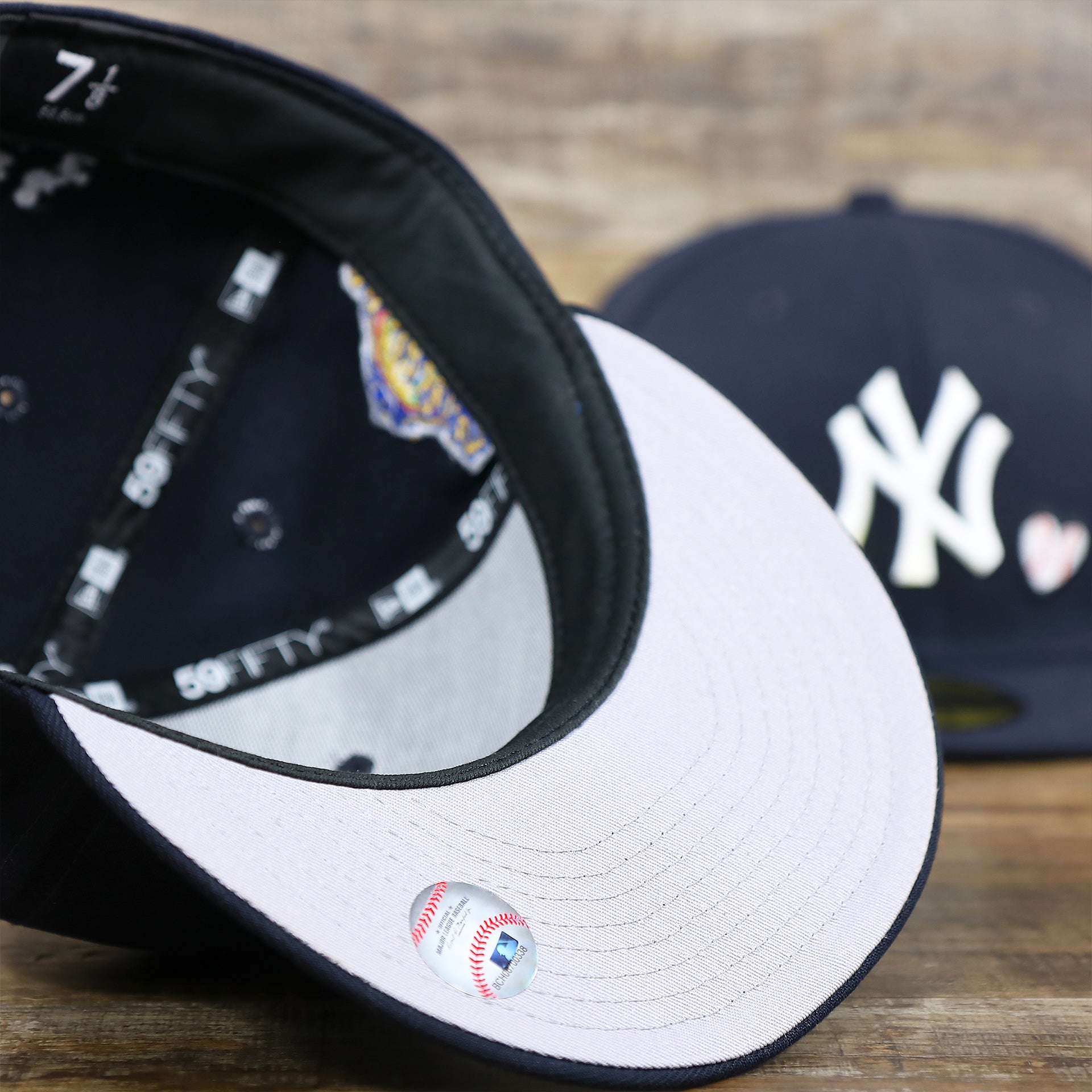 The undervisor on the New York Yankees Baseball Heart Gray Bottom World Series 59Fifty Fitted Cap | Navy 59Fifty Cap