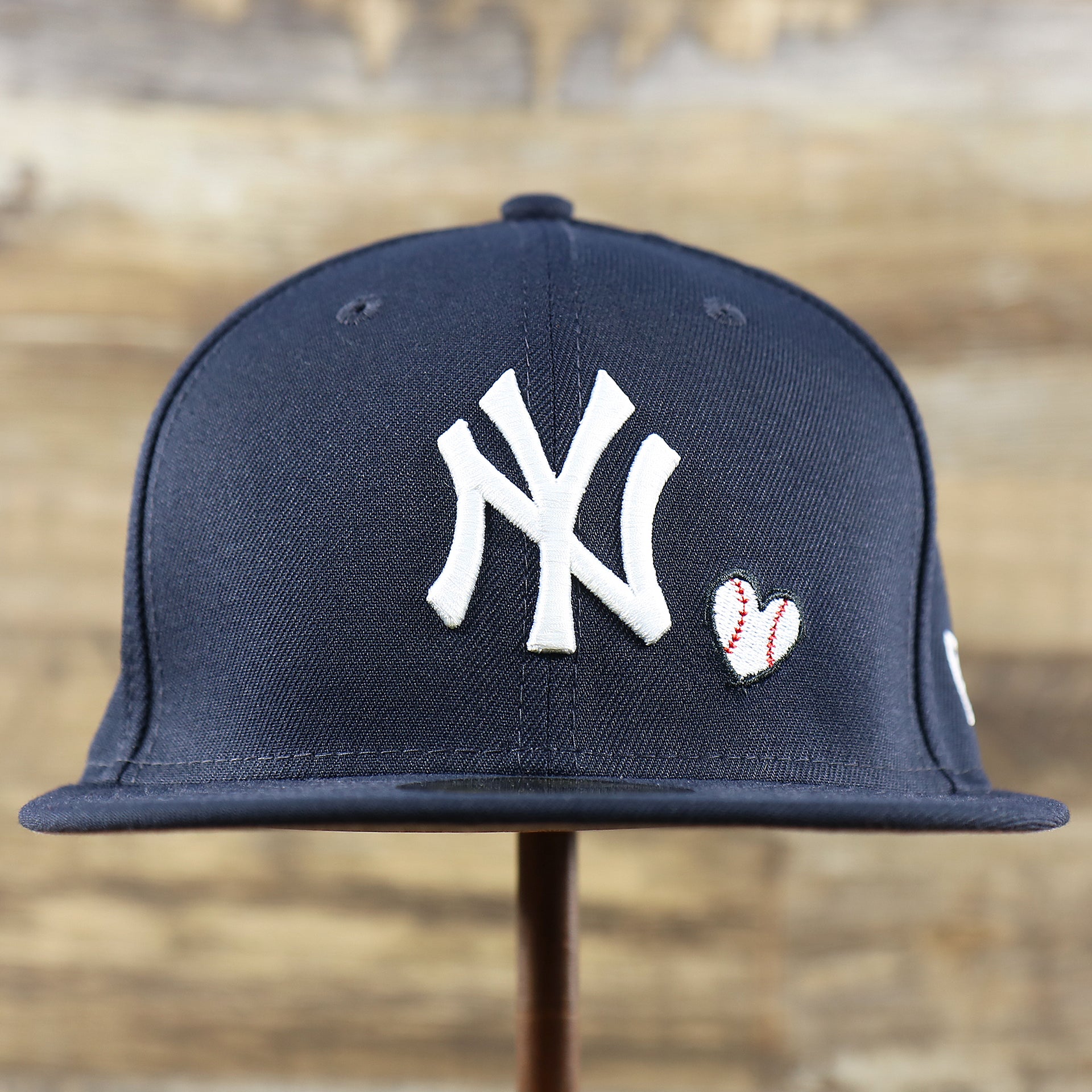 The front of the New York Yankees Baseball Heart Gray Bottom World Series 59Fifty Fitted Cap | Navy 59Fifty Cap