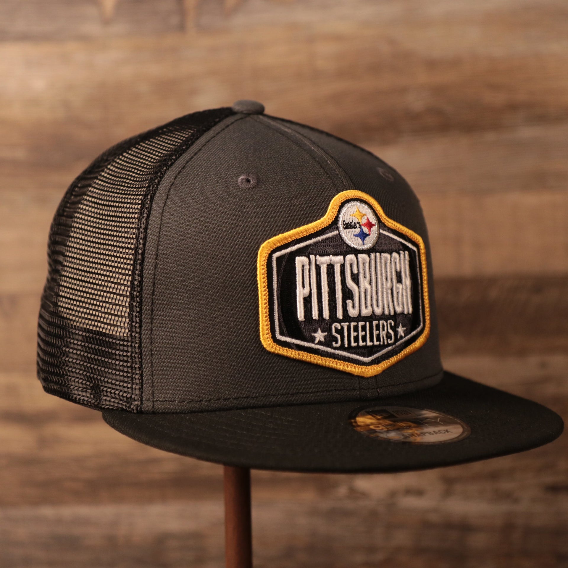 The gray/black meshback New Era 2021 NFL draft Trucker Hat for the Steelers.