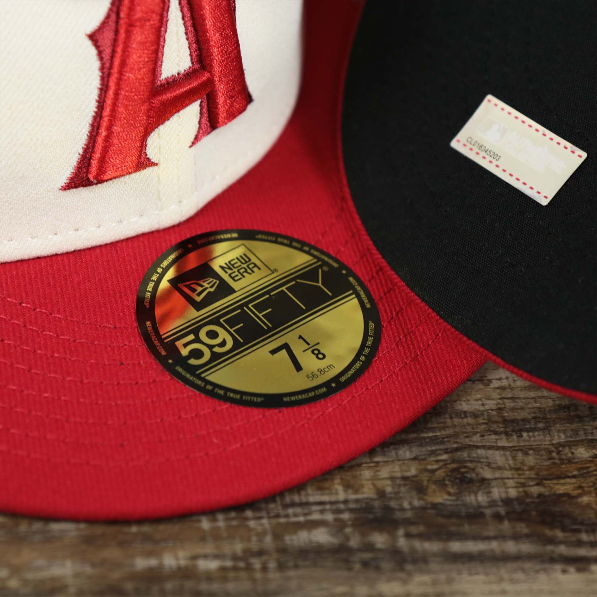The 9Fifty Sticker on the Anaheim Angles 2021 City Connect 59Fifty Fitted Cap | New Era White and Red