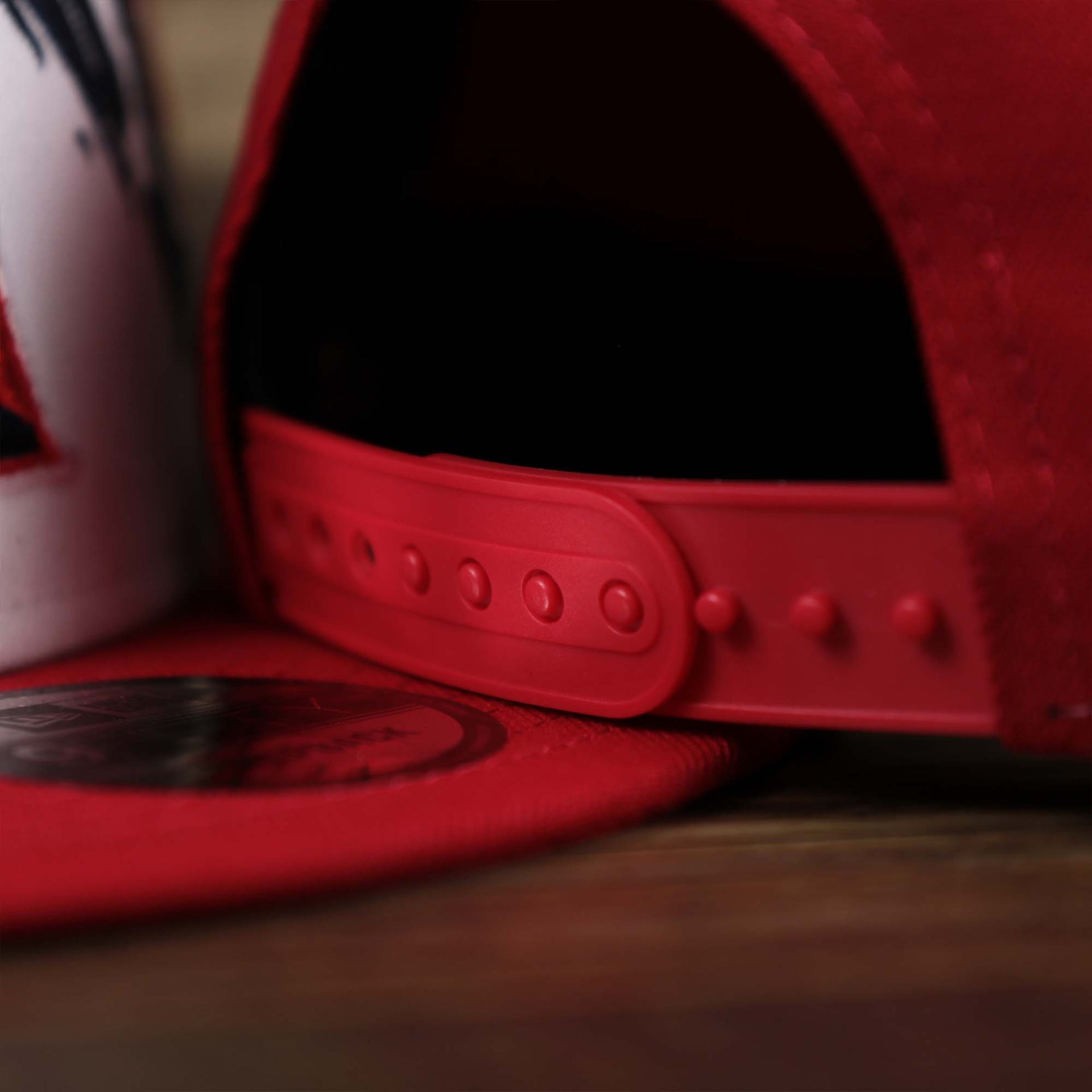 The red adjustable strap on the Anaheim Angels 2022 4th of July Stars And Stripes 9Fifty | New Era Navy OSFM