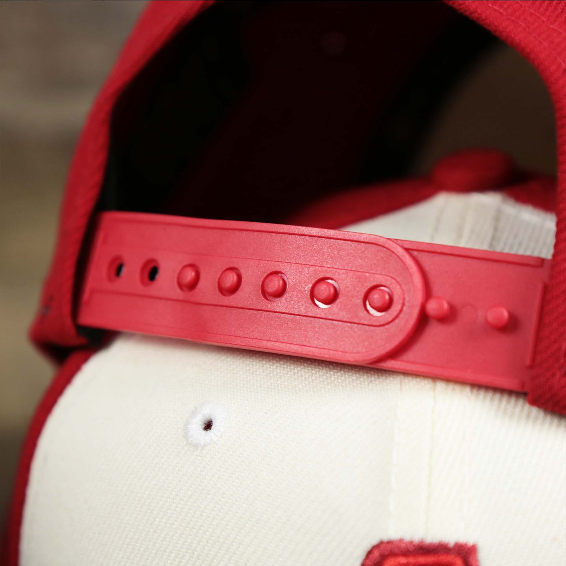 The Red Adjustable Strap on the Anaheim Angles 2021 City Connect 9Fifty Snap Cap | New Era White and Red