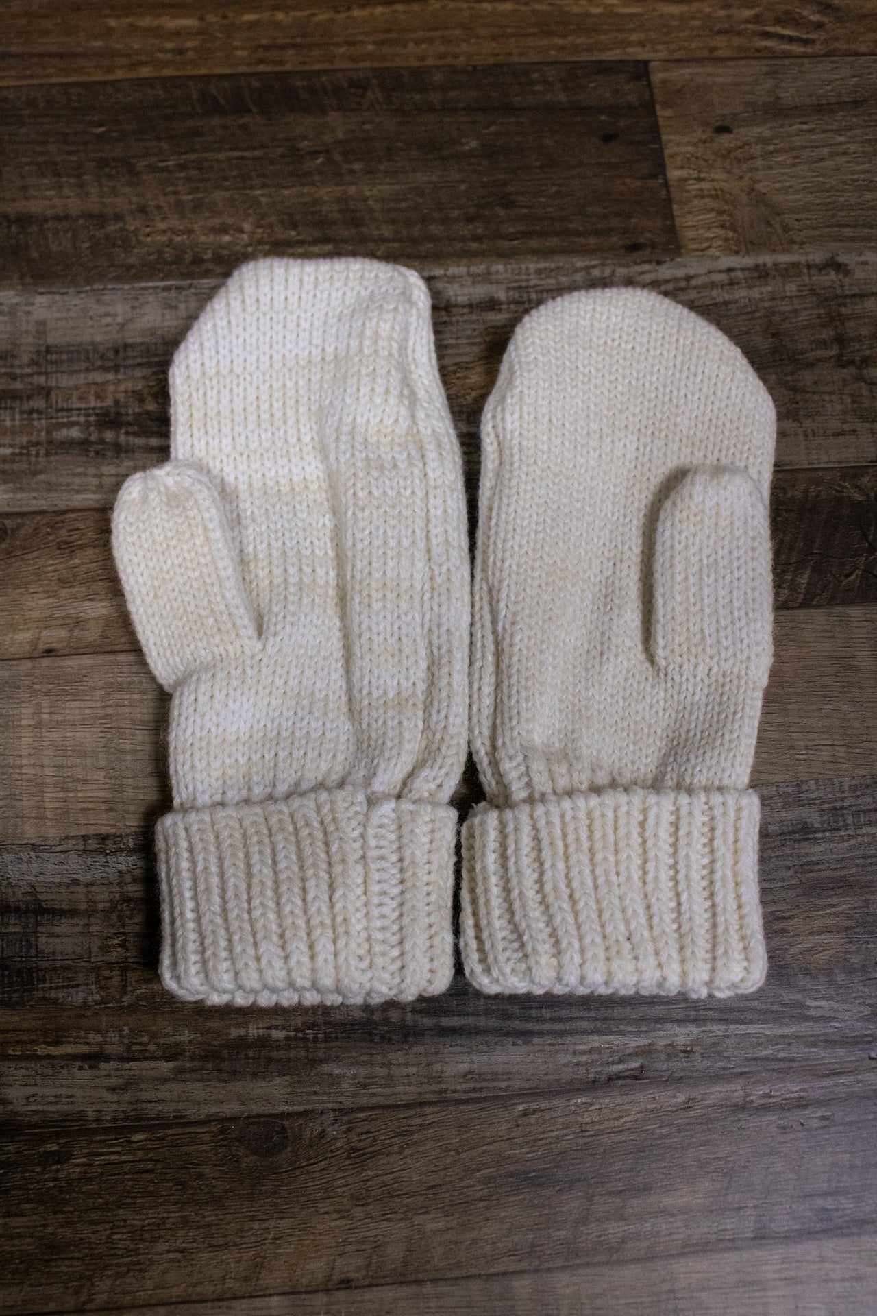 Philadelphia Eagles Meeko cuff mittens are cream and white in color and have a knit cuff and an embroidered Eagle logo on the back of the mitten
