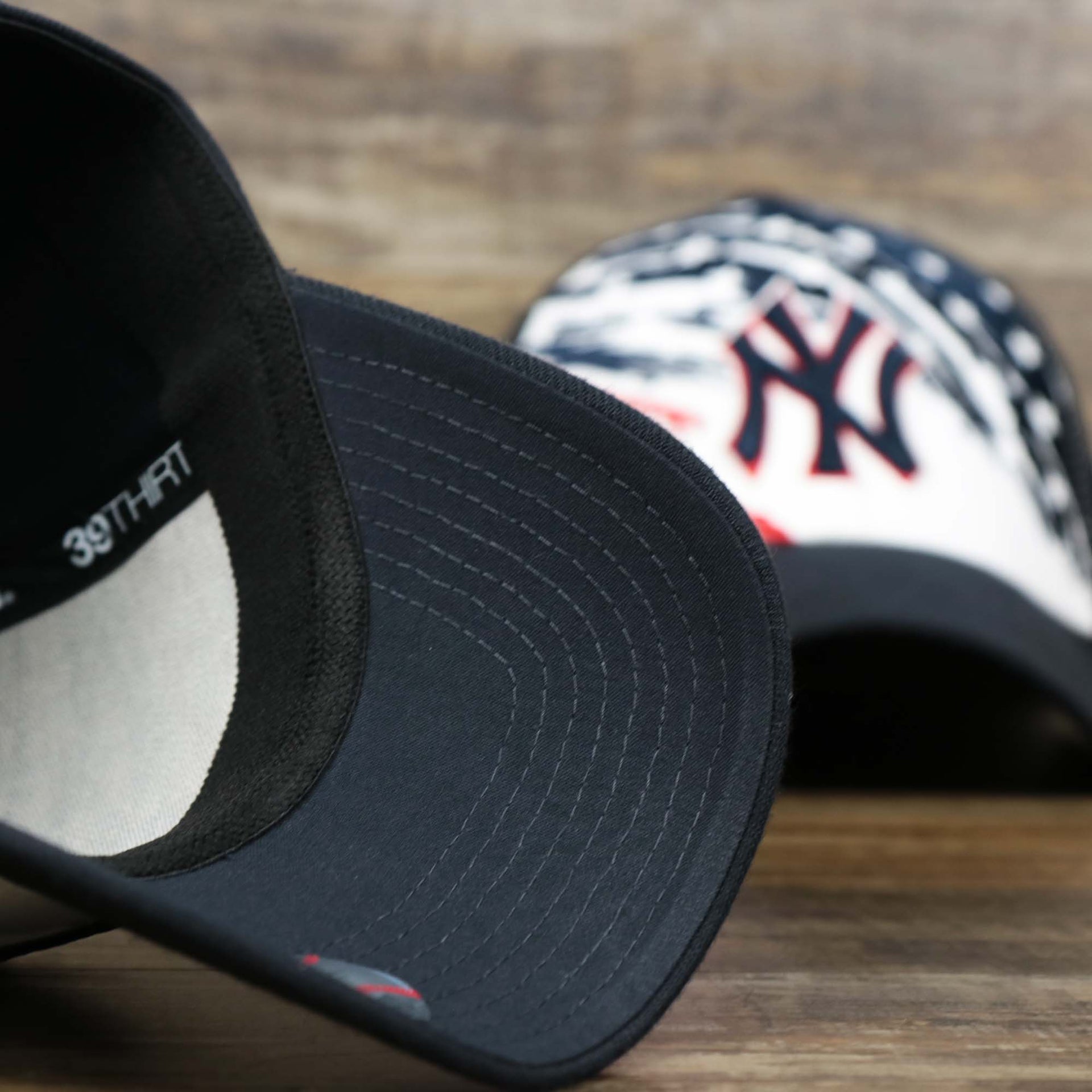 The underside of the New York Yankees 2022 4th of July Stars And Stripes 39Thirty | New Era Navy OSFM