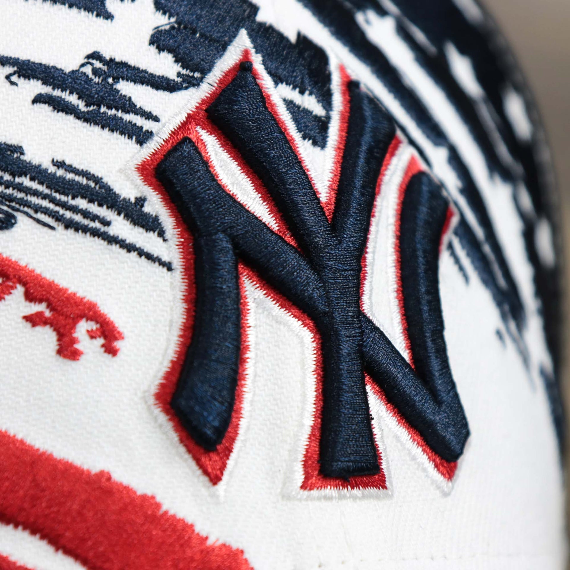 The Yankees Logo on the New York Yankees 2022 4th of July Stars And Stripes 39Thirty | New Era Navy OSFM