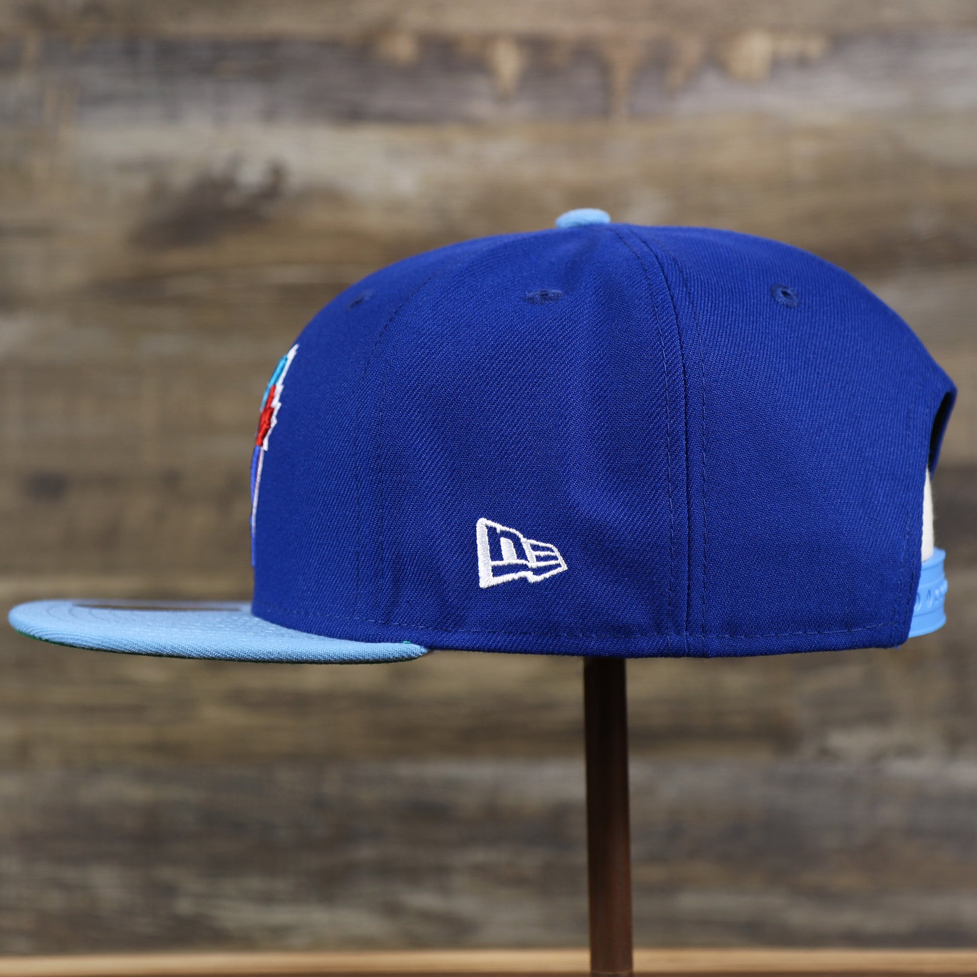 The wearer's left of the Cooperstown Toronto Blue Jays MLB Side Font Green Bottom 9Fifty Snapback Cap | Royal Blue Snap Cap