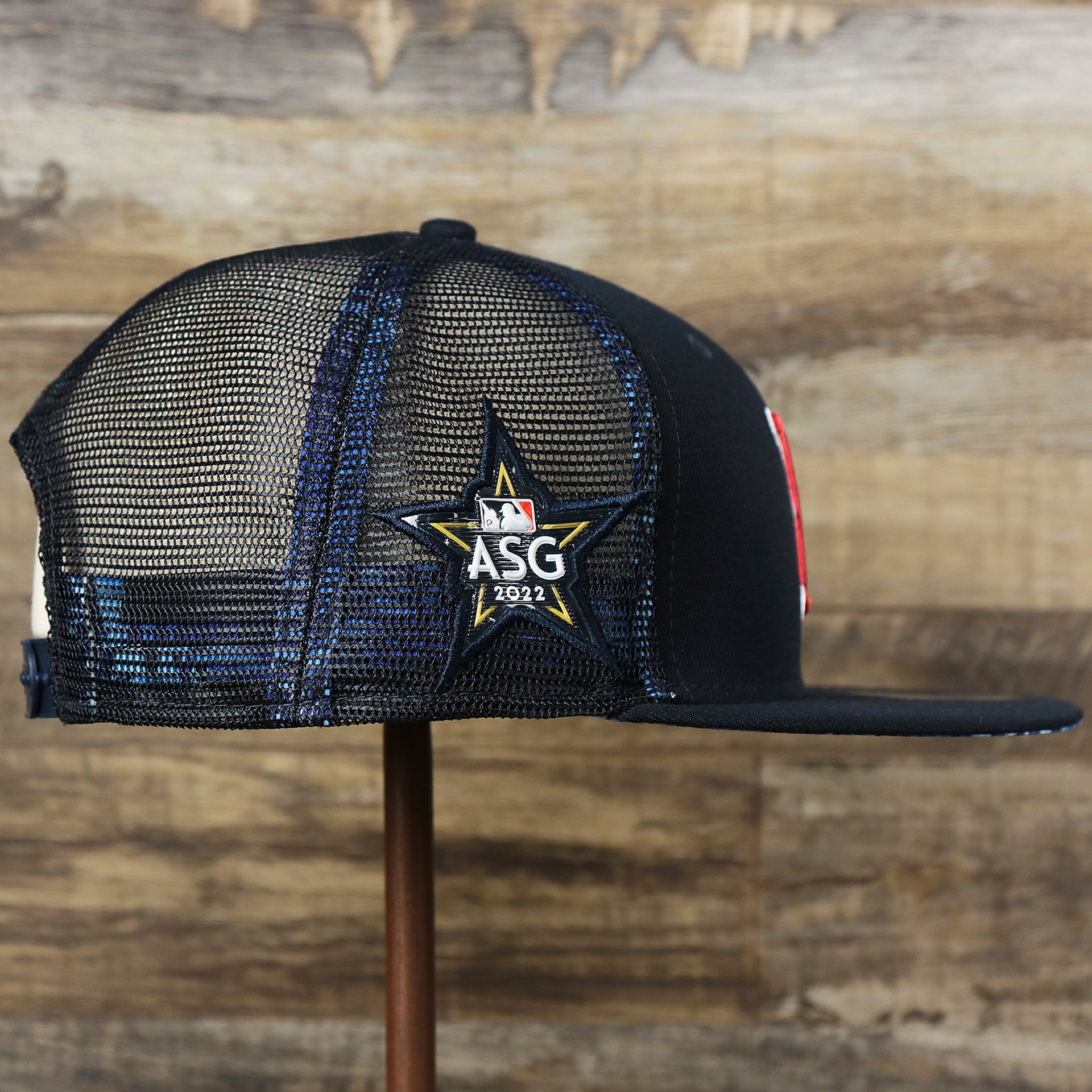 The wearer's right on the Boston Red Sox Metallic All Star Game MLB 2022 Side Patch 9Fifty Mesh Snapback | ASG 2022 Navy Trucker Hat