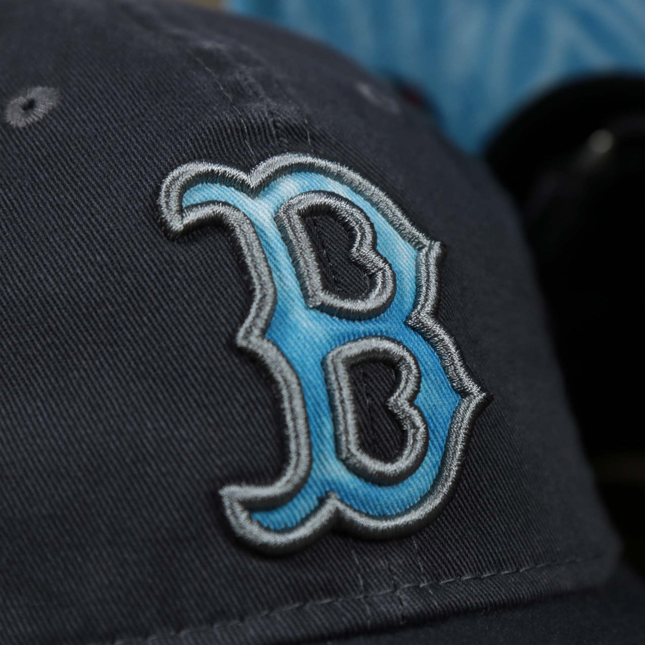 The logo on the Boston Red Sox 2022 Father's Day On-Field 9Twenty Dad Hat | Gray