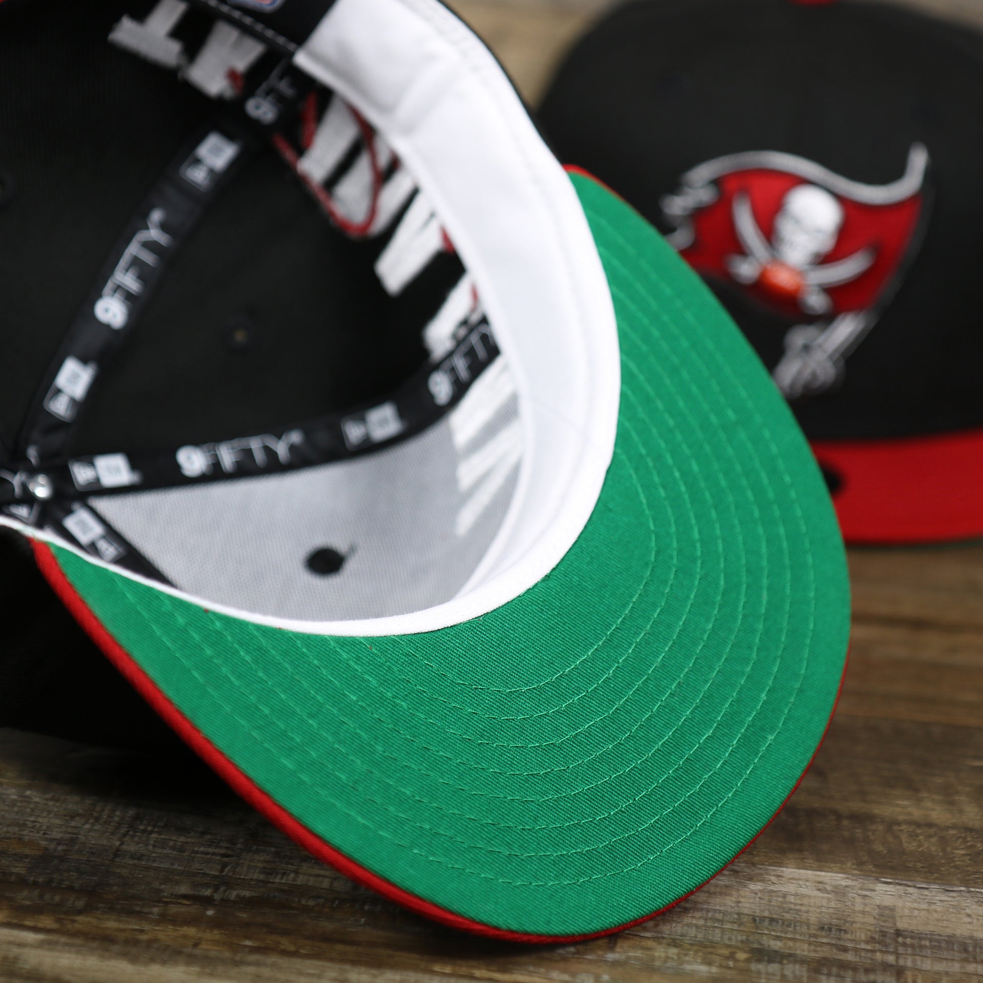 The Green Undervisor on the Tampa Bay Buccaneers NFL Side Font Green Bottom 9Fifty Snapback Cap | Black Snap Cap