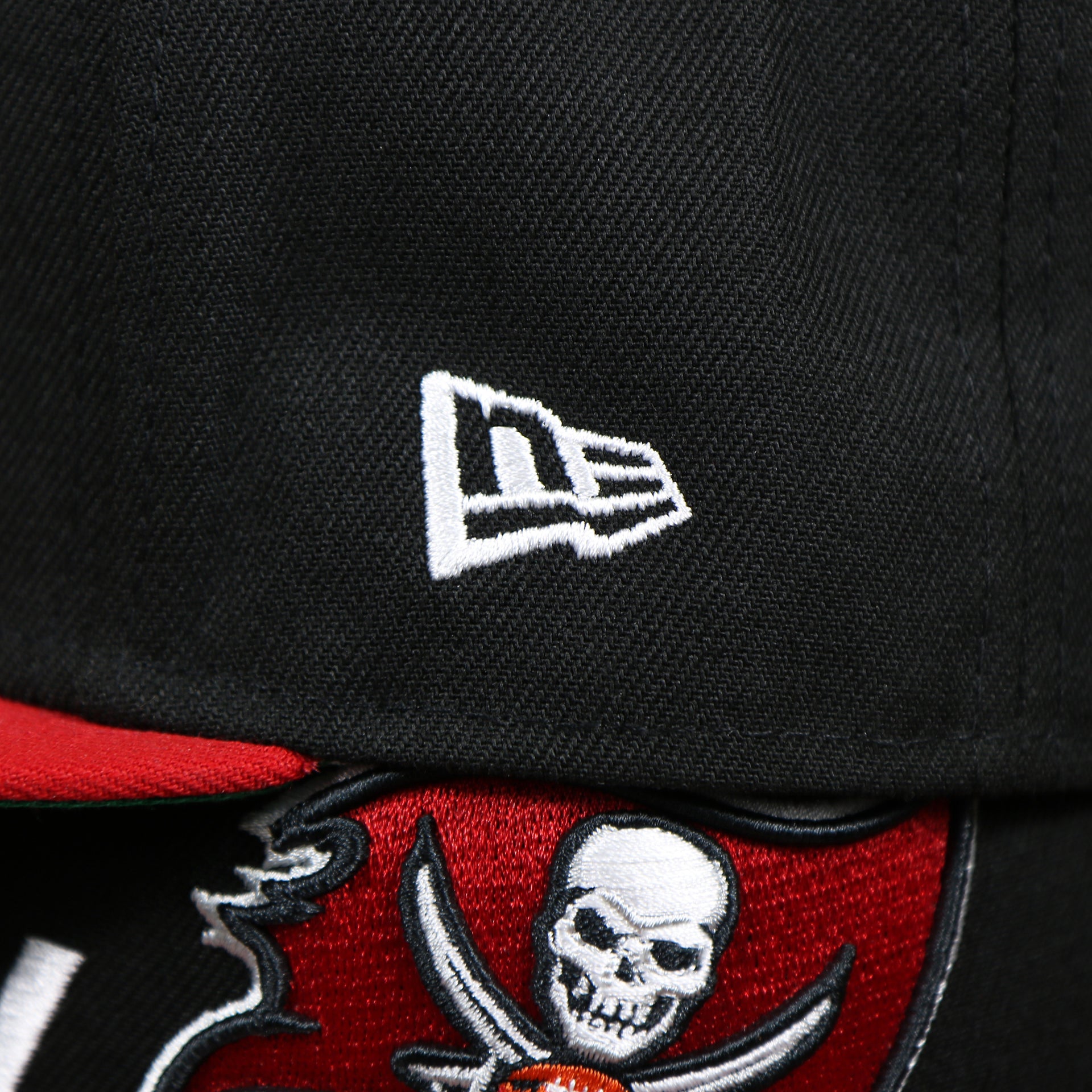 The New Era Logo on the Tampa Bay Buccaneers NFL Side Font Green Bottom 9Fifty Snapback Cap | Black Snap Cap