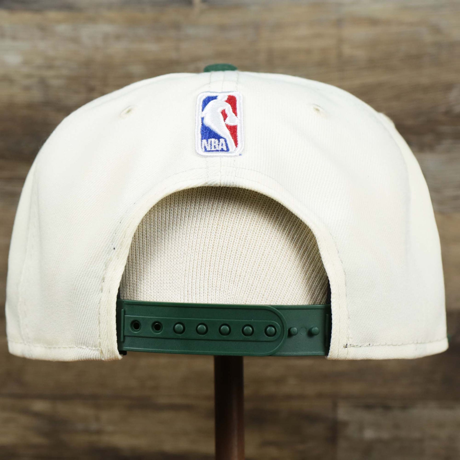 The backside of the Milwaukee Bucks NBA 2022 Draft Gray Bottom 9Fifty Snapback | New Era Cream/Green