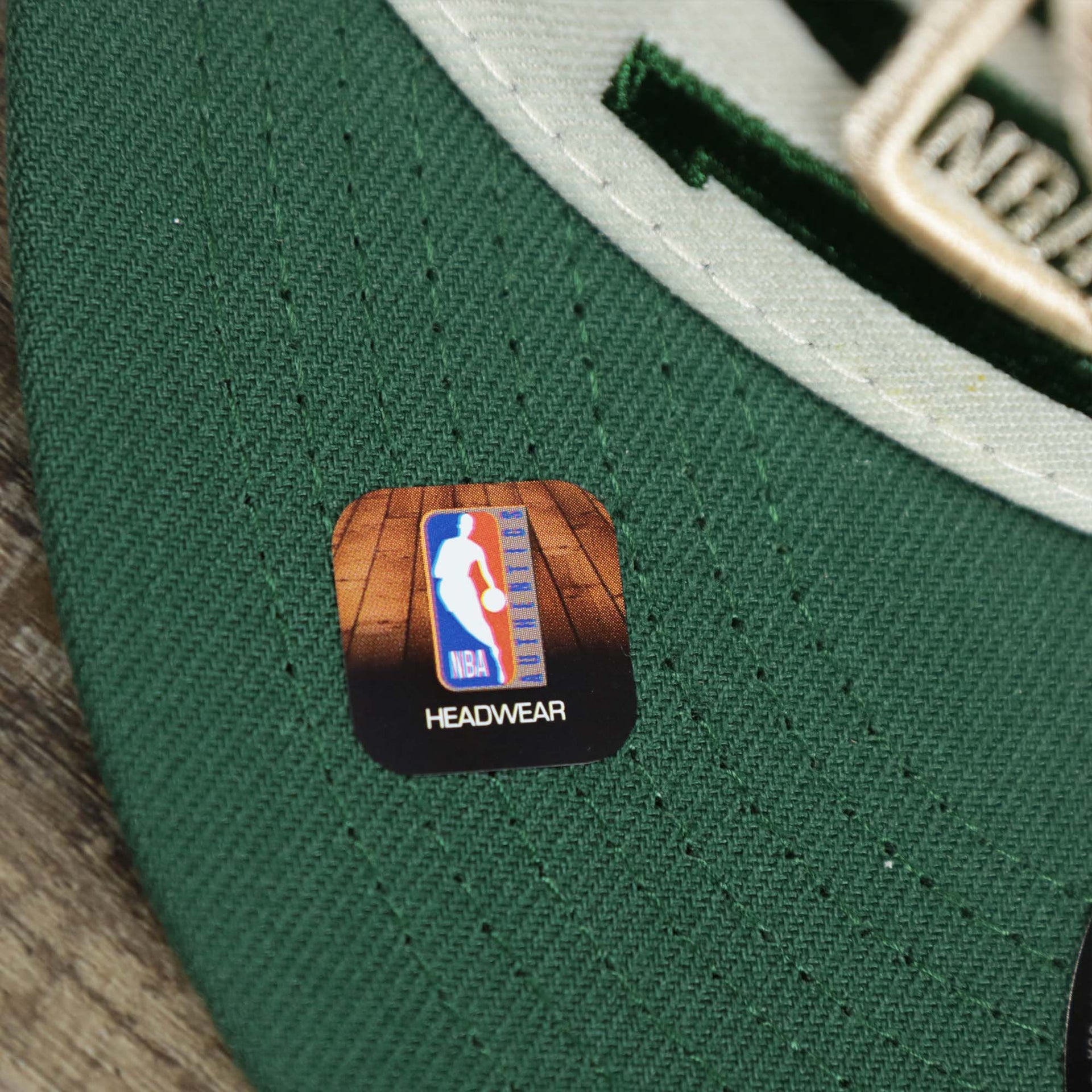 The NBA Offical Headwear Sticker on the Milwaukee Bucks NBA 2022 Draft Gray Bottom 9Fifty Snapback | New Era Cream/Green