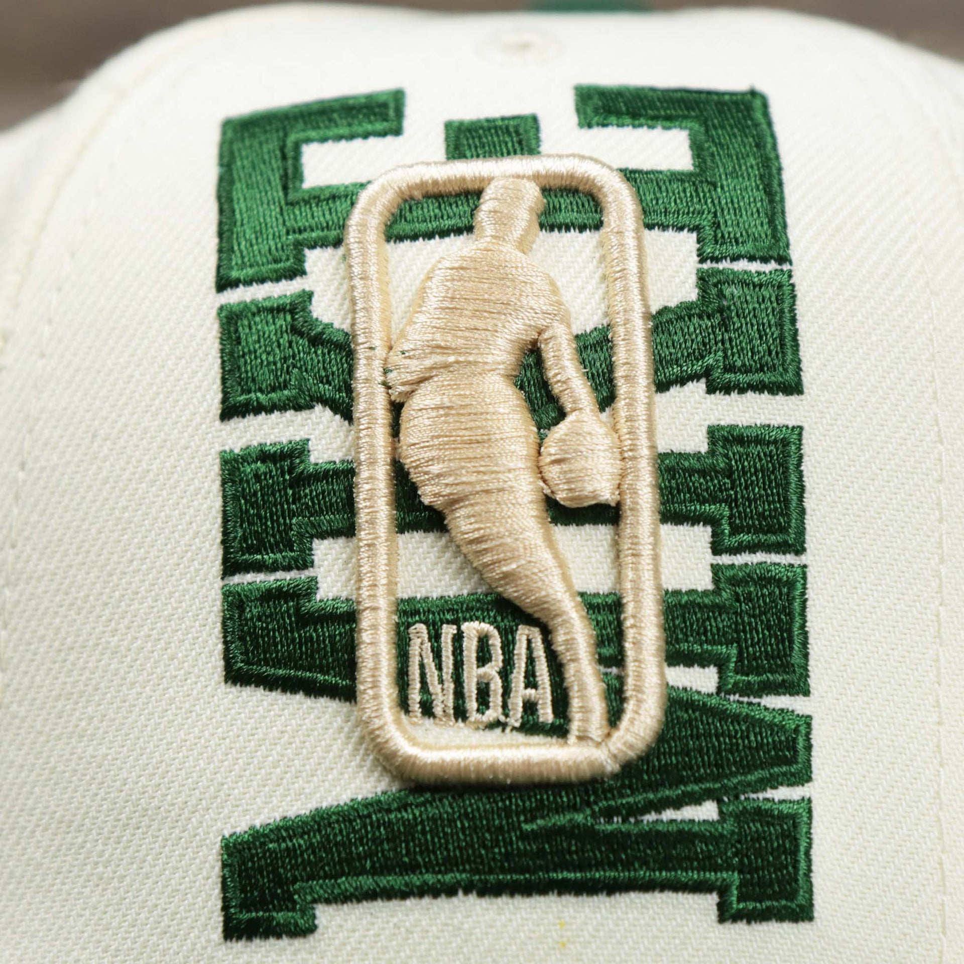 The NBA Jerry West Logo overtop MKE on the Youth Milwaukee Bucks NBA 2022 Draft Gray Bottom 9Fifty Snapback | New Era Cream/Green