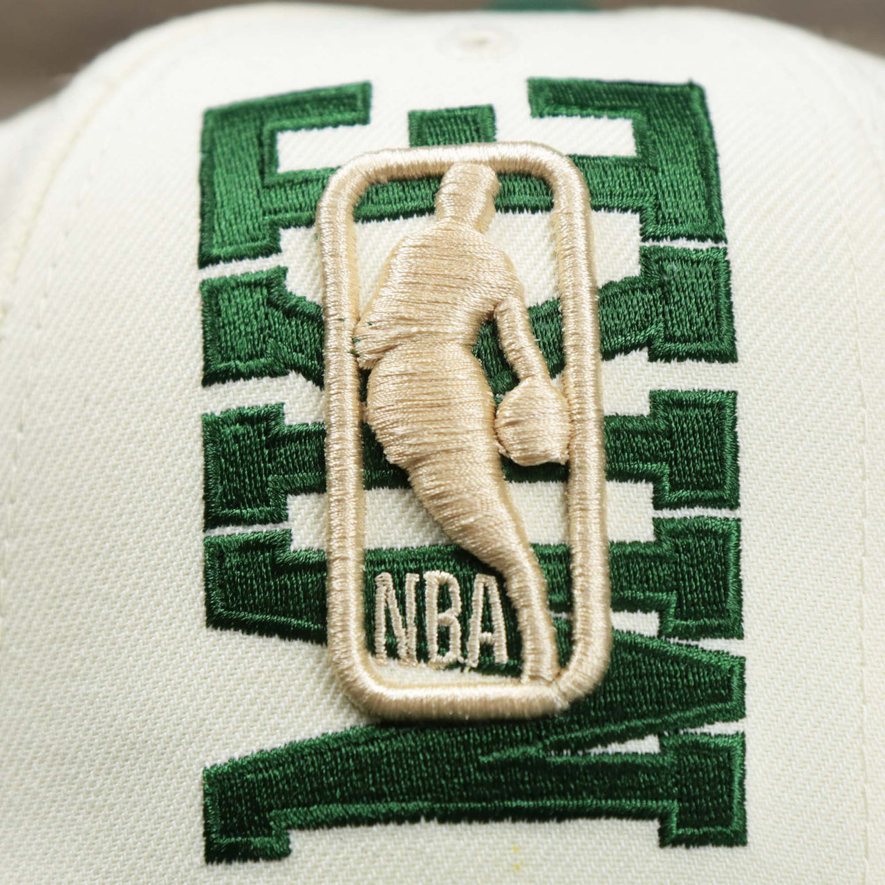 The NBA Jerry West Logo overtop MKE on the Milwaukee Bucks NBA 2022 Draft Gray Bottom 9Fifty Snapback | New Era Cream/Green