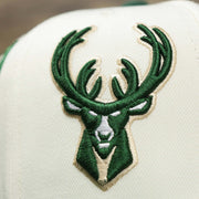 The Logo on the Youth Milwaukee Bucks NBA 2022 Draft Gray Bottom 9Fifty Snapback | New Era Cream/Green