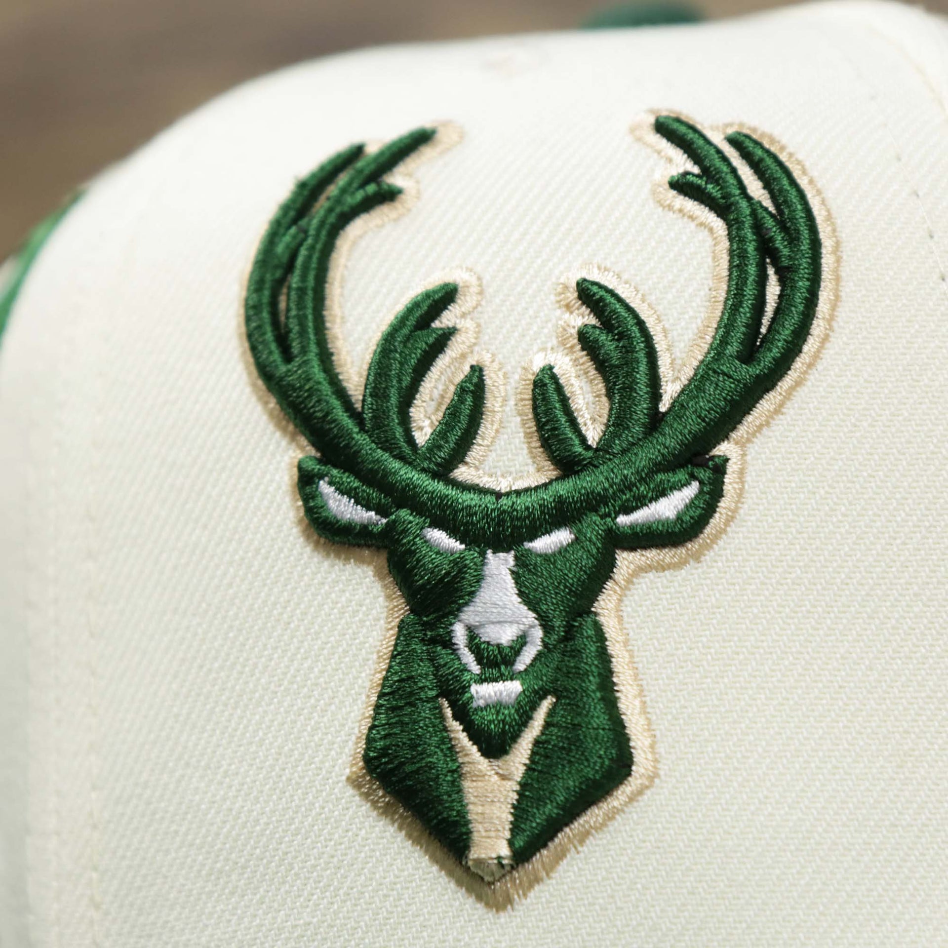 The Logo on the Milwaukee Bucks NBA 2022 Draft Gray Bottom 9Fifty Snapback | New Era Cream/Green