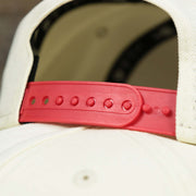 The adjustable strap on the Youth Chicago Bulls NBA 2022 Draft Gray Bottom 9Fifty Snapback | New Era Cream/Red