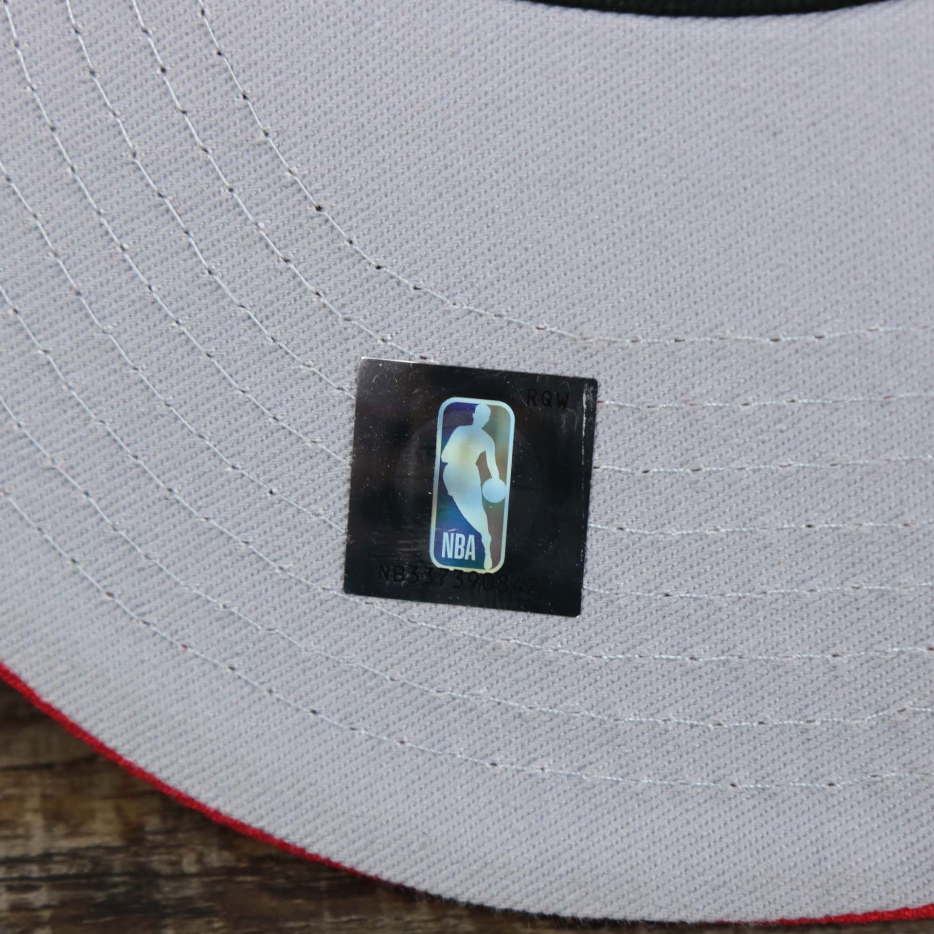 The NBA Jerry West Sticker on the Youth Chicago Bulls NBA 2022 Draft Gray Bottom 9Fifty Snapback | New Era Cream/Red