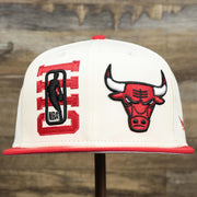 The front of the Youth Chicago Bulls NBA 2022 Draft Gray Bottom 9Fifty Snapback | New Era Cream/Red