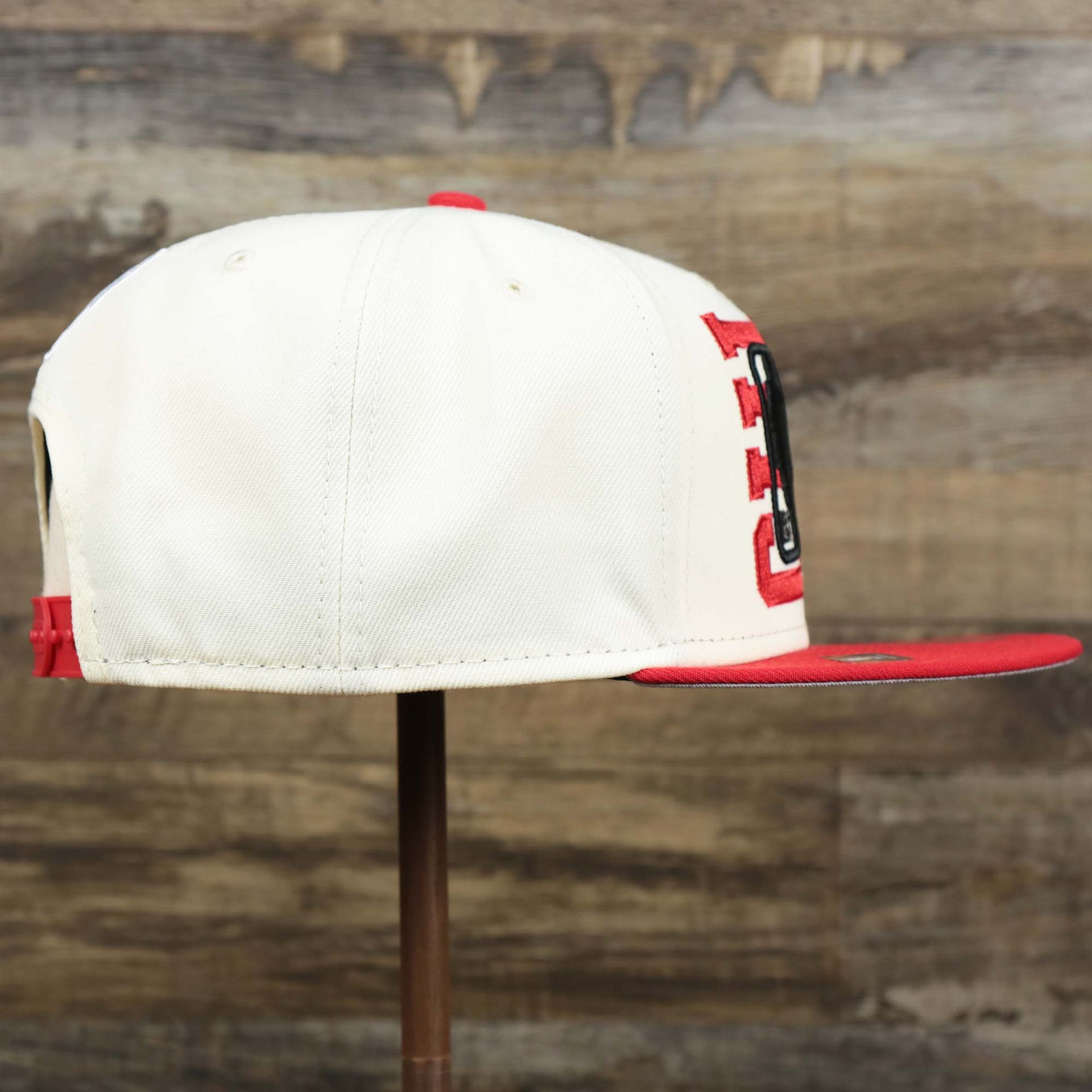 The wearer's right on the Youth Chicago Bulls NBA 2022 Draft Gray Bottom 9Fifty Snapback | New Era Cream/Red