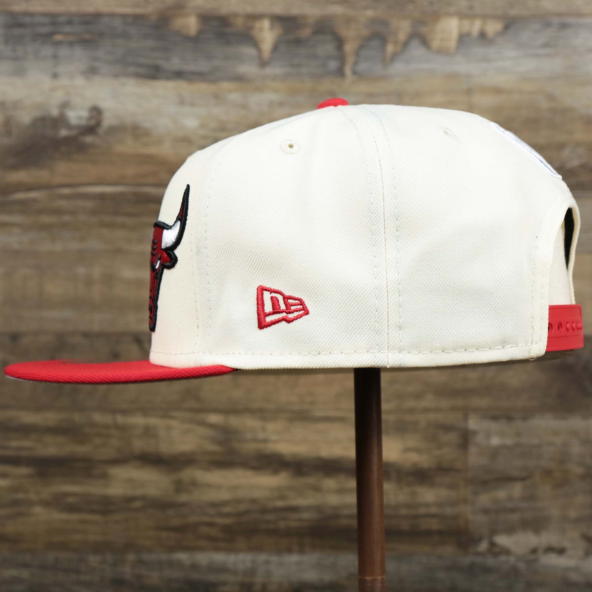 The wearer's left on the Youth Chicago Bulls NBA 2022 Draft Gray Bottom 9Fifty Snapback | New Era Cream/Red