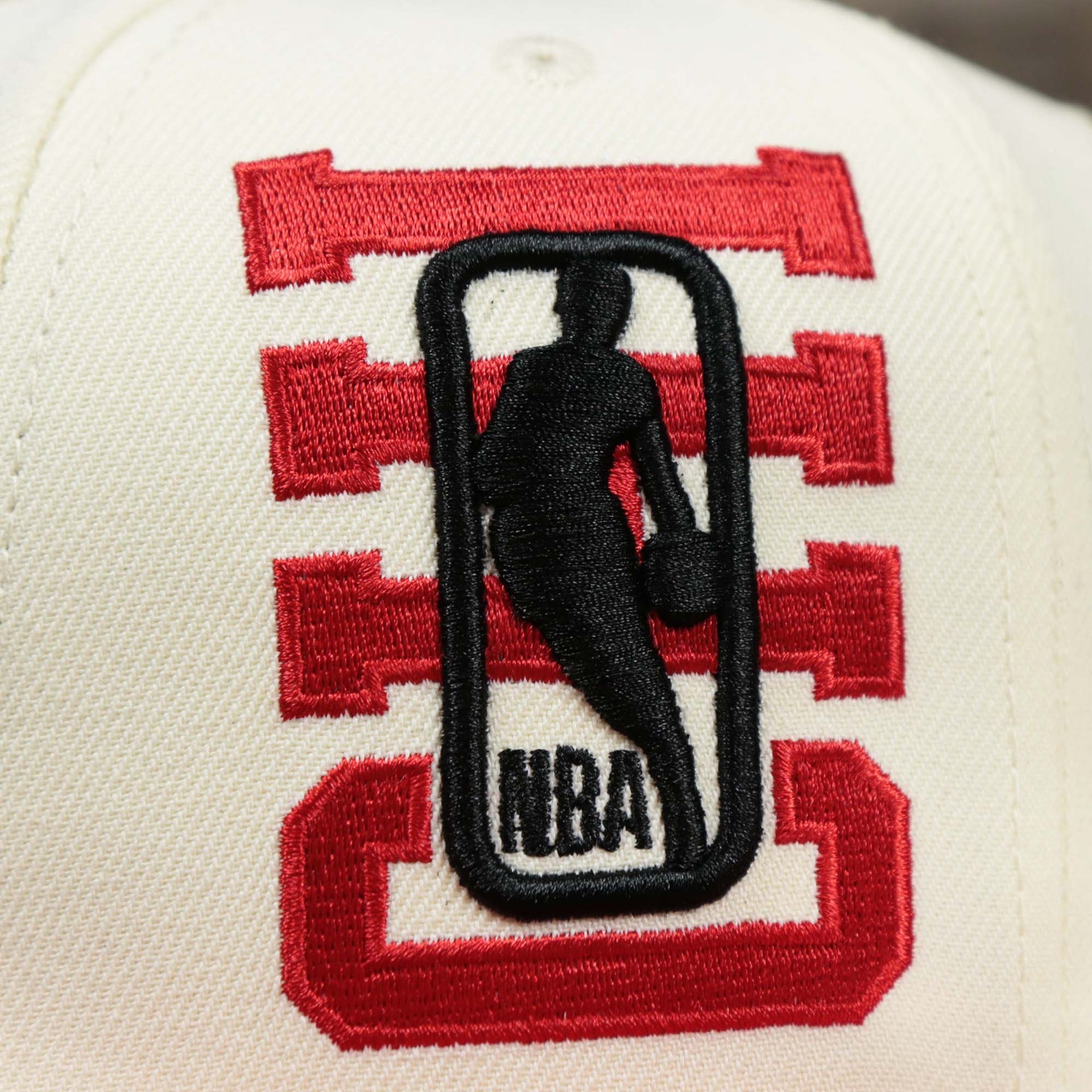 The NBA Jerry West Logo overtop CHI on the Chicago Bulls NBA 2022 Draft Gray Bottom 9Fifty Snapback | New Era Cream/Red