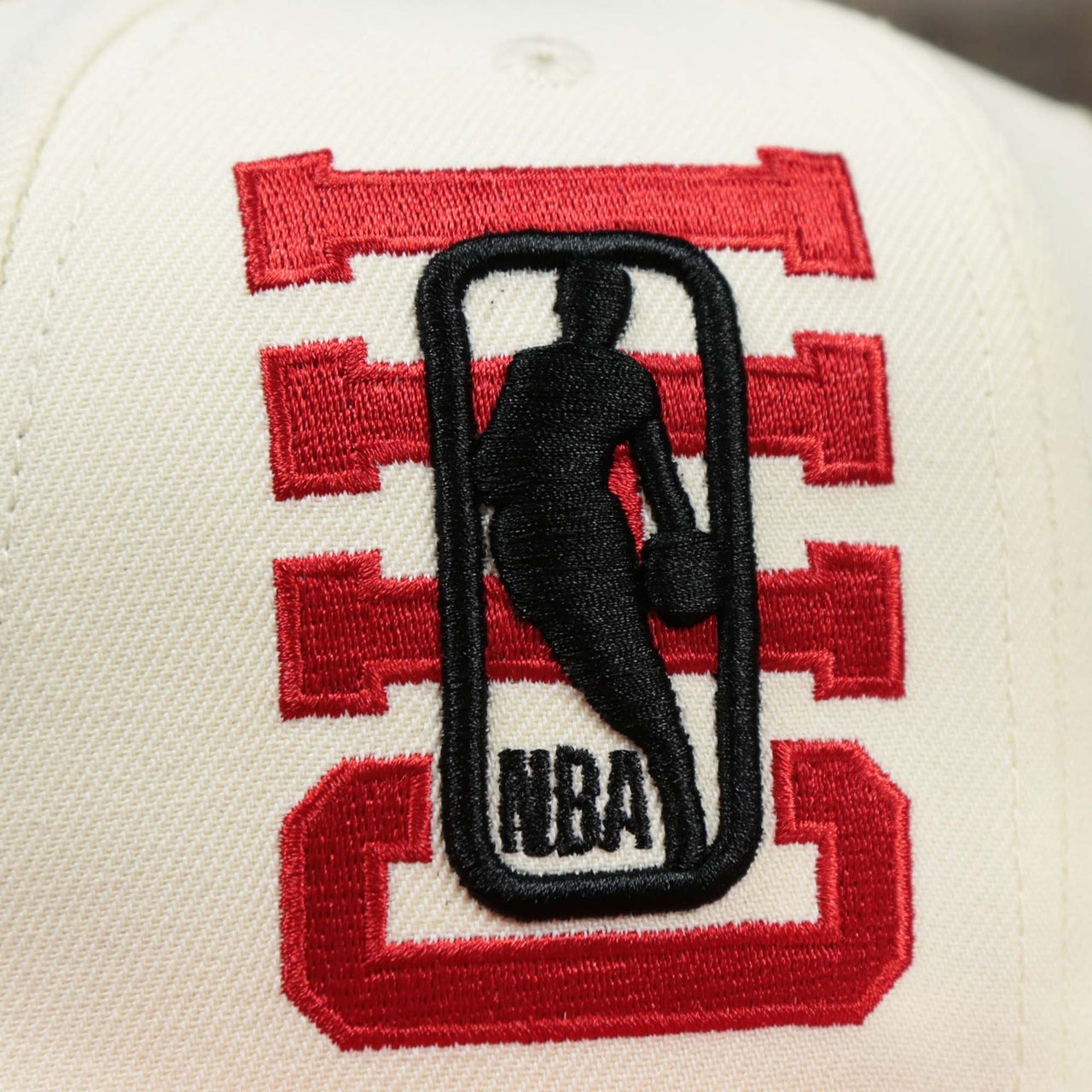 The NBA Jerry West Logo overtop CHI Youth Chicago Bulls NBA 2022 Draft Gray Bottom 9Fifty Snapback | New Era Cream/Red