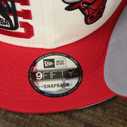 The 9Fifty Sticker on the Chicago Bulls NBA 2022 Draft Gray Bottom 9Fifty Snapback | New Era Cream/Red