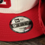 The 9Fifty Sticker on the Youth Chicago Bulls NBA 2022 Draft Gray Bottom 9Fifty Snapback | New Era Cream/Red