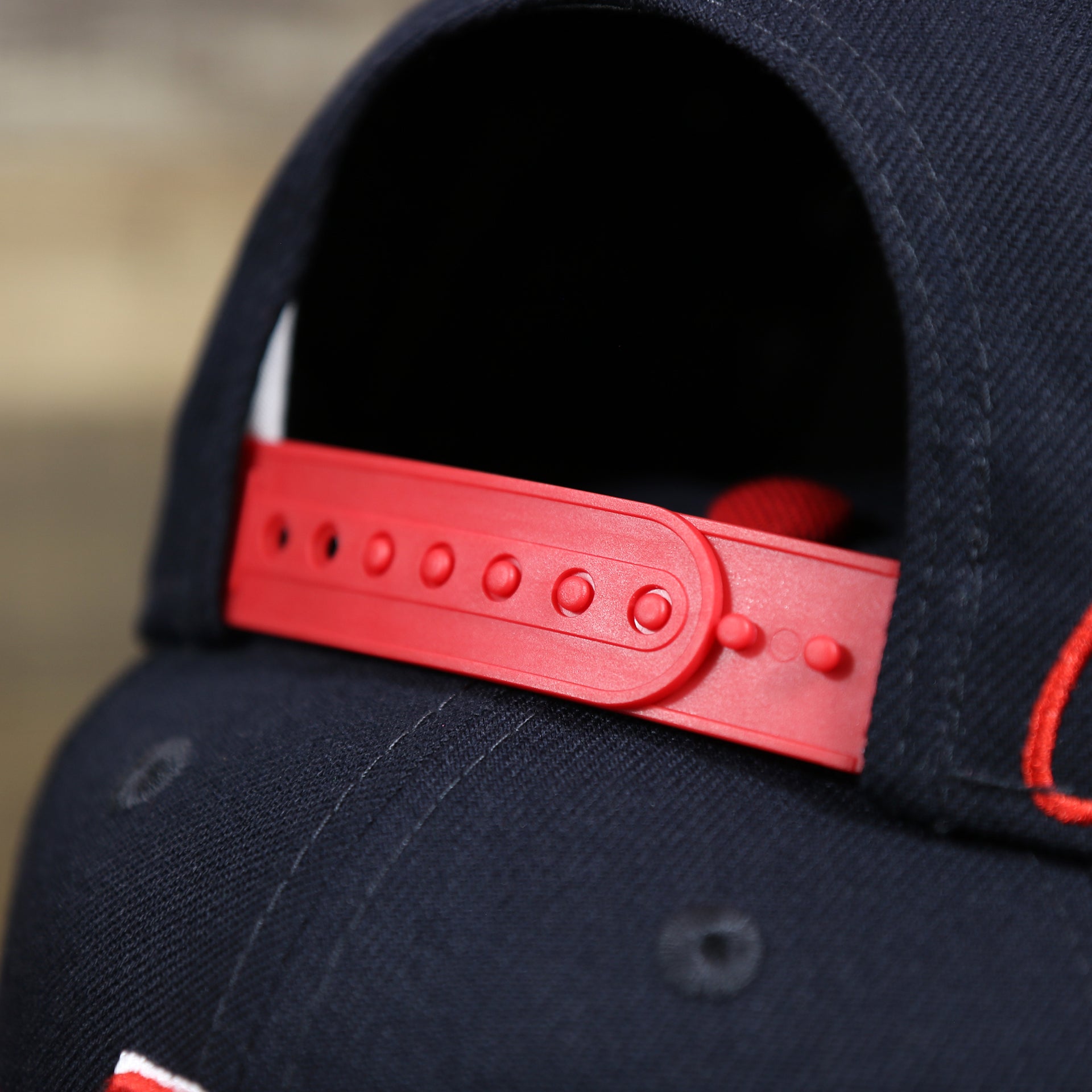 The Red Adjustable Strap on the Saint Louis Cardinals MLB Side Font Green Bottom 9Fifty Snapback Cap | Black Snap Cap