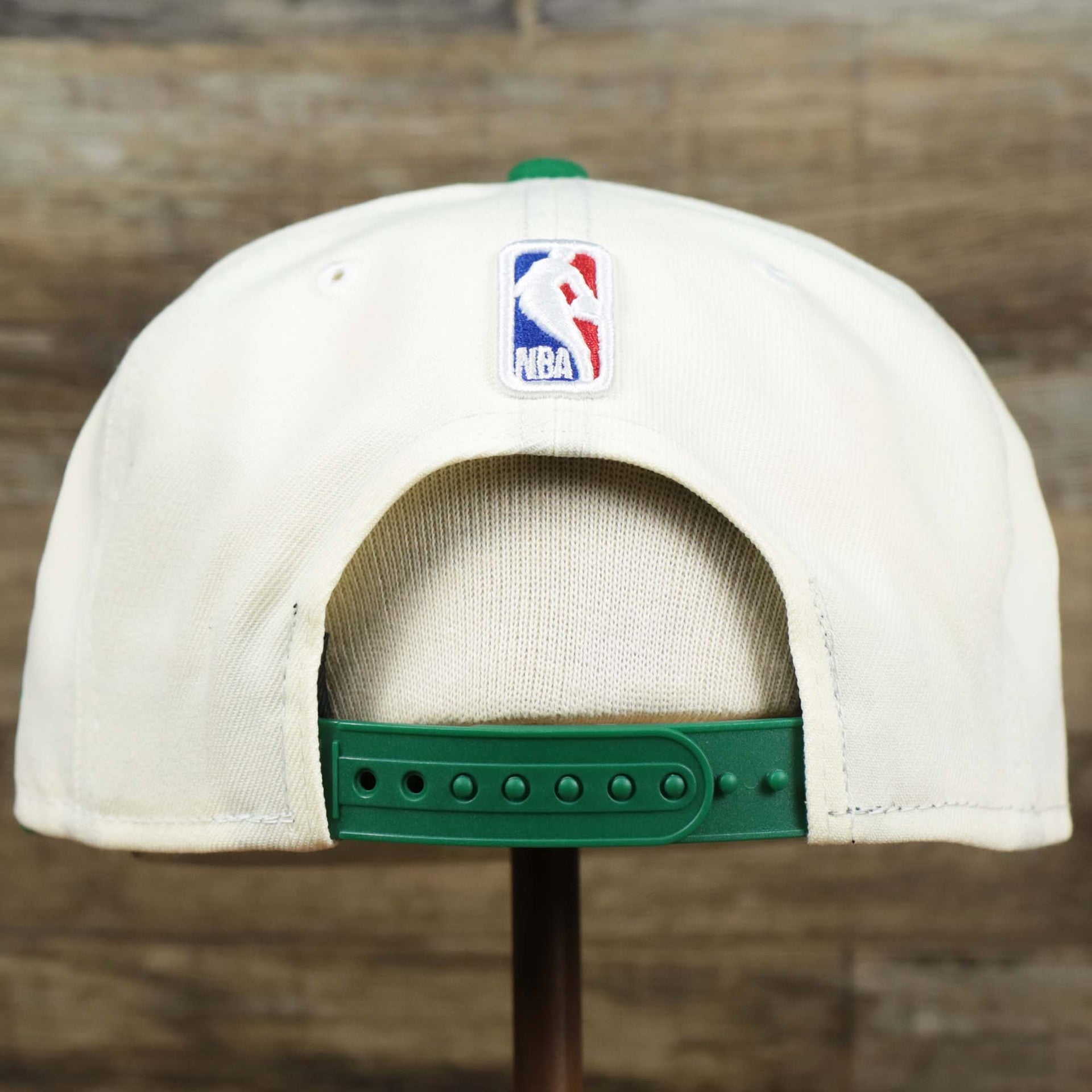 The backside of the Boston Celtics NBA 2022 Draft Gray Bottom 9Fifty Snapback | New Era Cream/Kelly Green