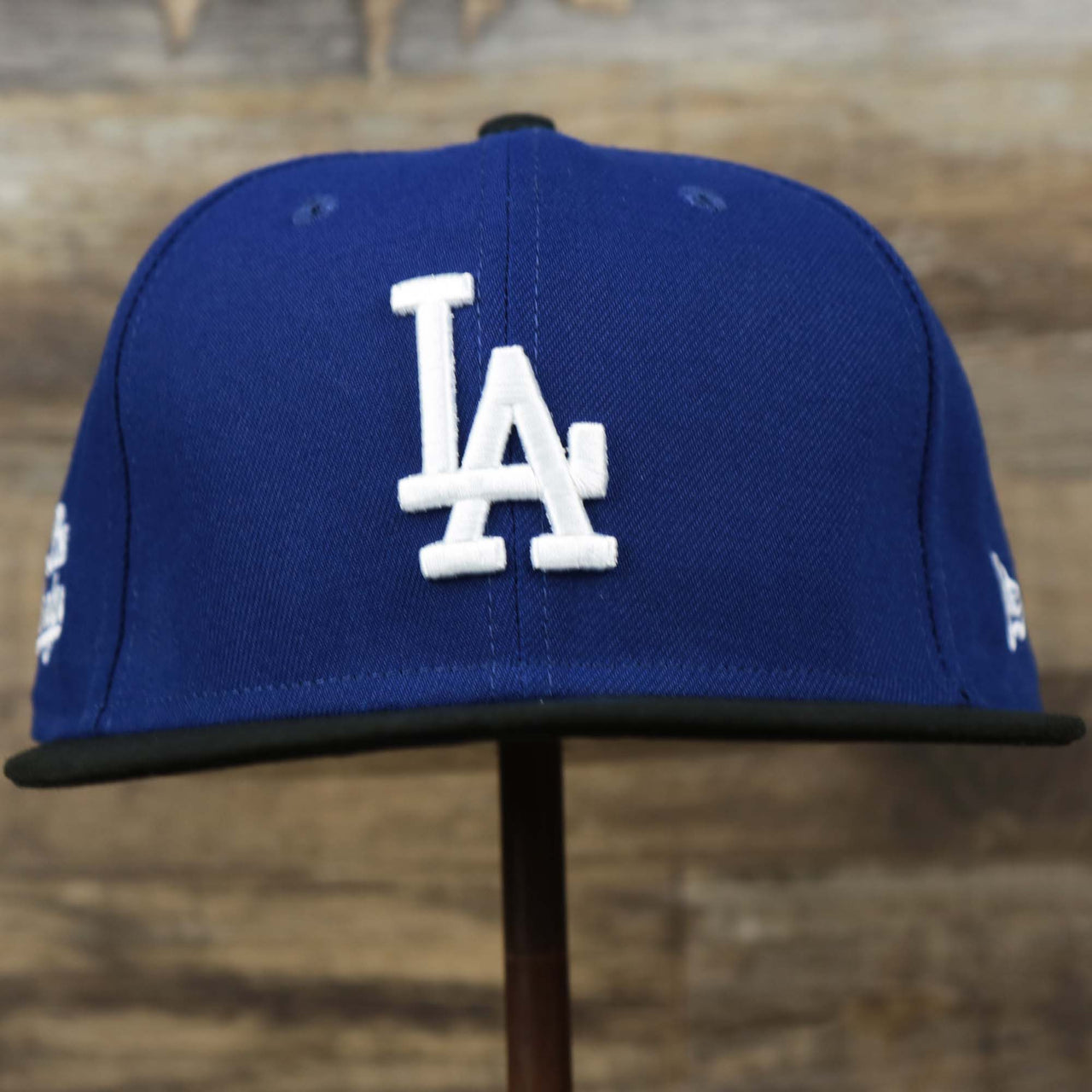 The front of the Los Angeles Dodgers City Connect Side Patch 9Fifty Snapback Cap | New Era Royal/Black