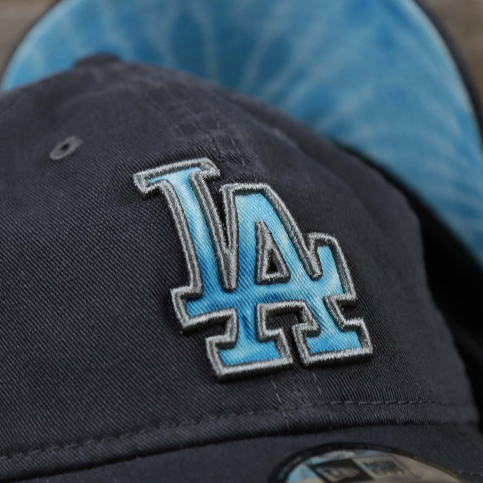 The logo on the Los Angeles Dodgers 2022 Father's Day On-Field 9Twenty Dad Hat | Gray