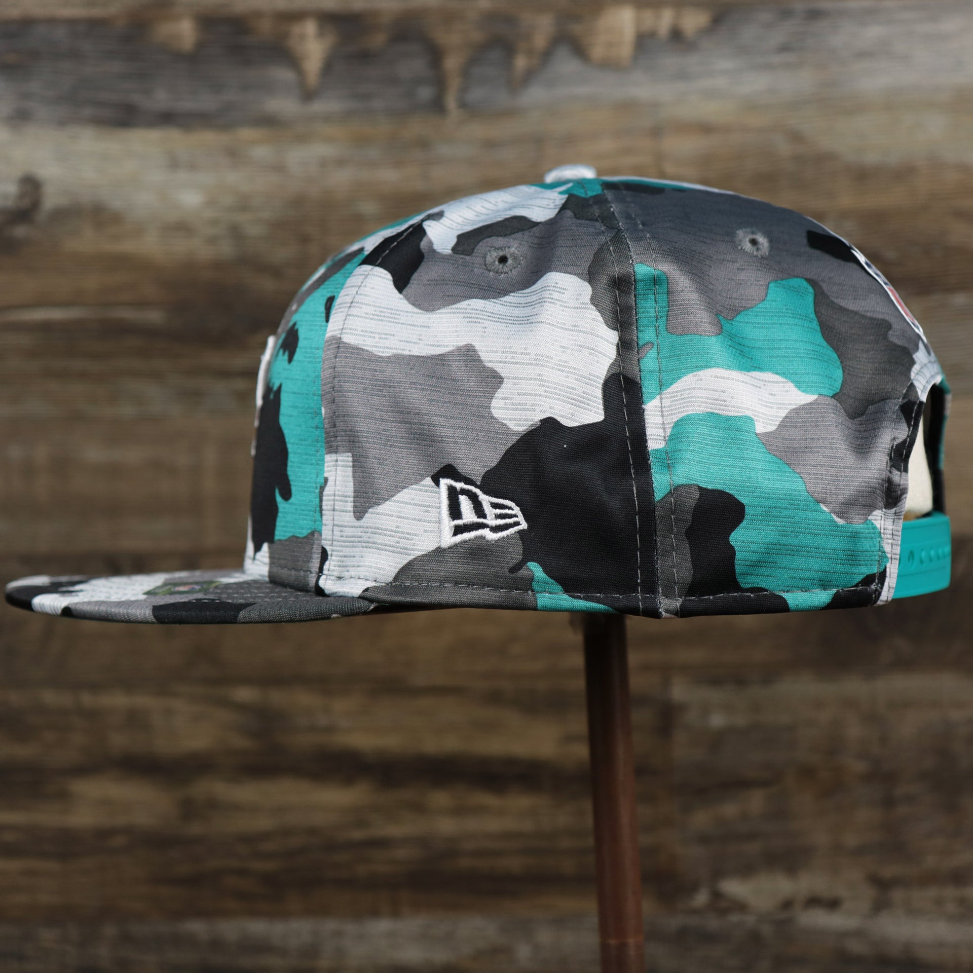 The wearer's left of the Miami Dolphins NFL OnField Summer Training 2022 Camo 9Fifty Snapback | Turquoise Camo 9Fifty