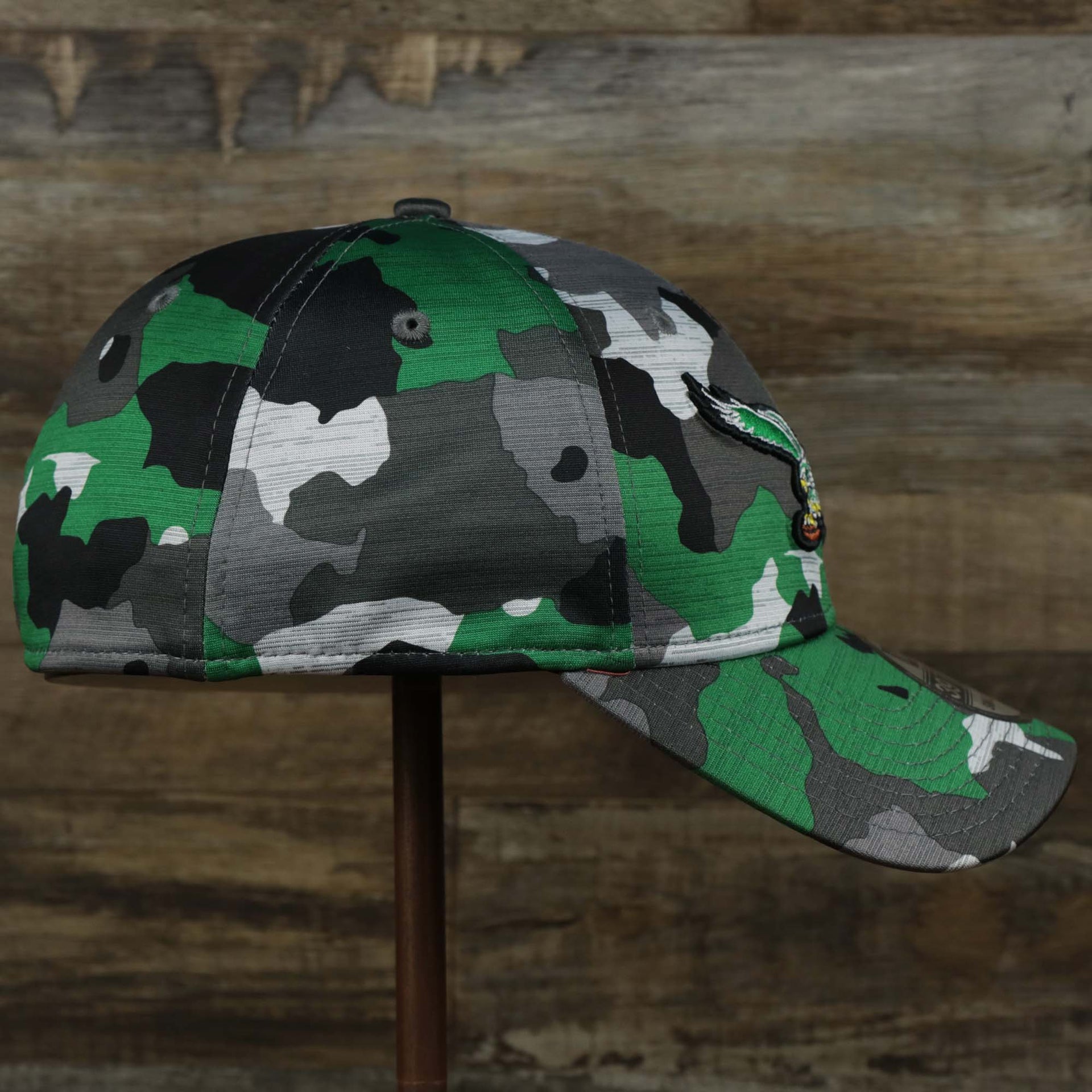 The wearer's right on the Throwback Philadelphia Eagles OnField NFL Summer Training 2022 39Thirty Camo FlexFit Cap | New Era Kelly Green