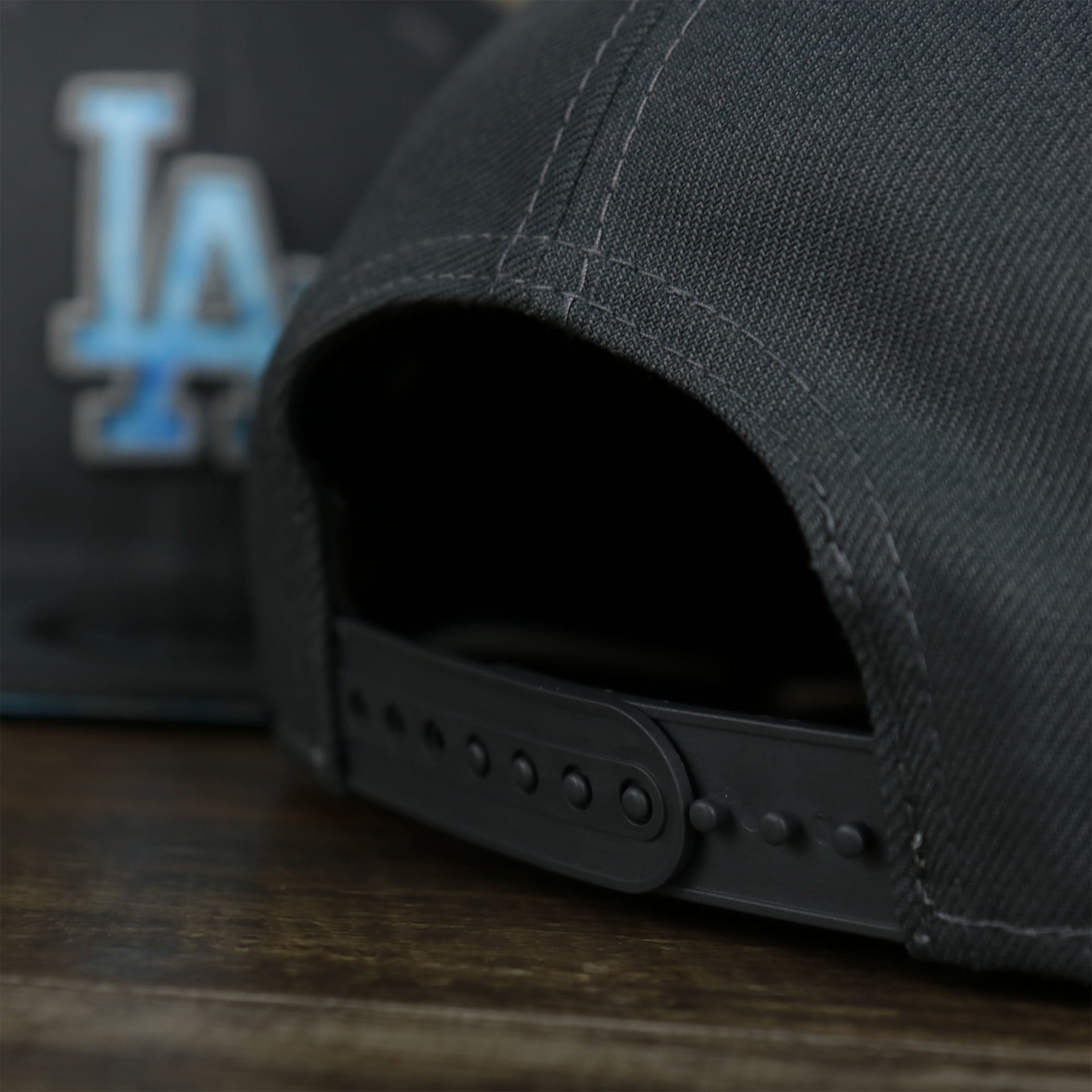 A close up of the adjustable strap on the Los Angeles Dodgers 2022 Father's Day On-Field 9Fifty Snapback | Gray