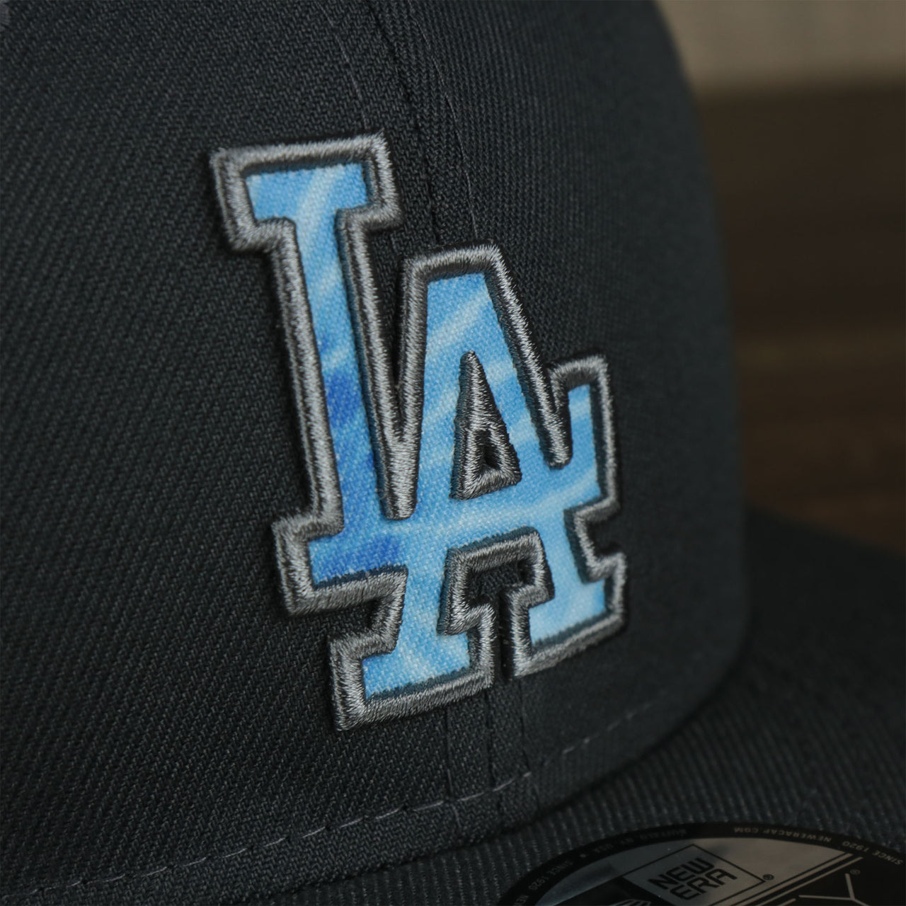 A close up of the logo on the Los Angeles Dodgers 2022 Father's Day On-Field 9Fifty Snapback | Gray