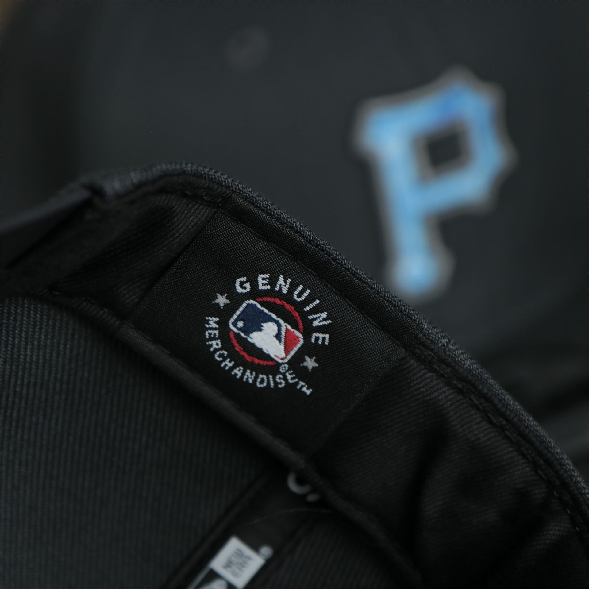 A close up of the MLB Merchandise patch on the Pittsburgh Pirates 2022 Father's Day On-Field 9Fifty Snapback | Gray