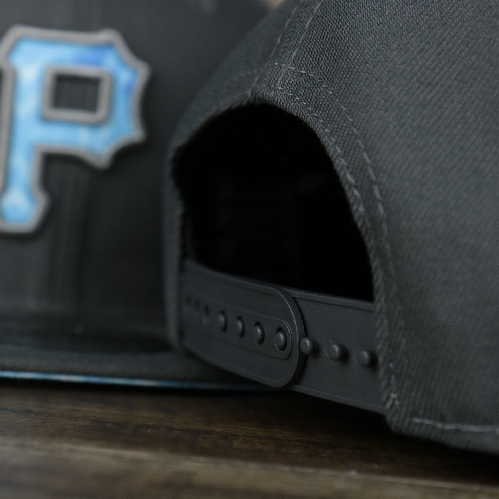 A close up of the adjustable strap on the Pittsburgh Pirates 2022 Father's Day On-Field 9Fifty Snapback | Gray
