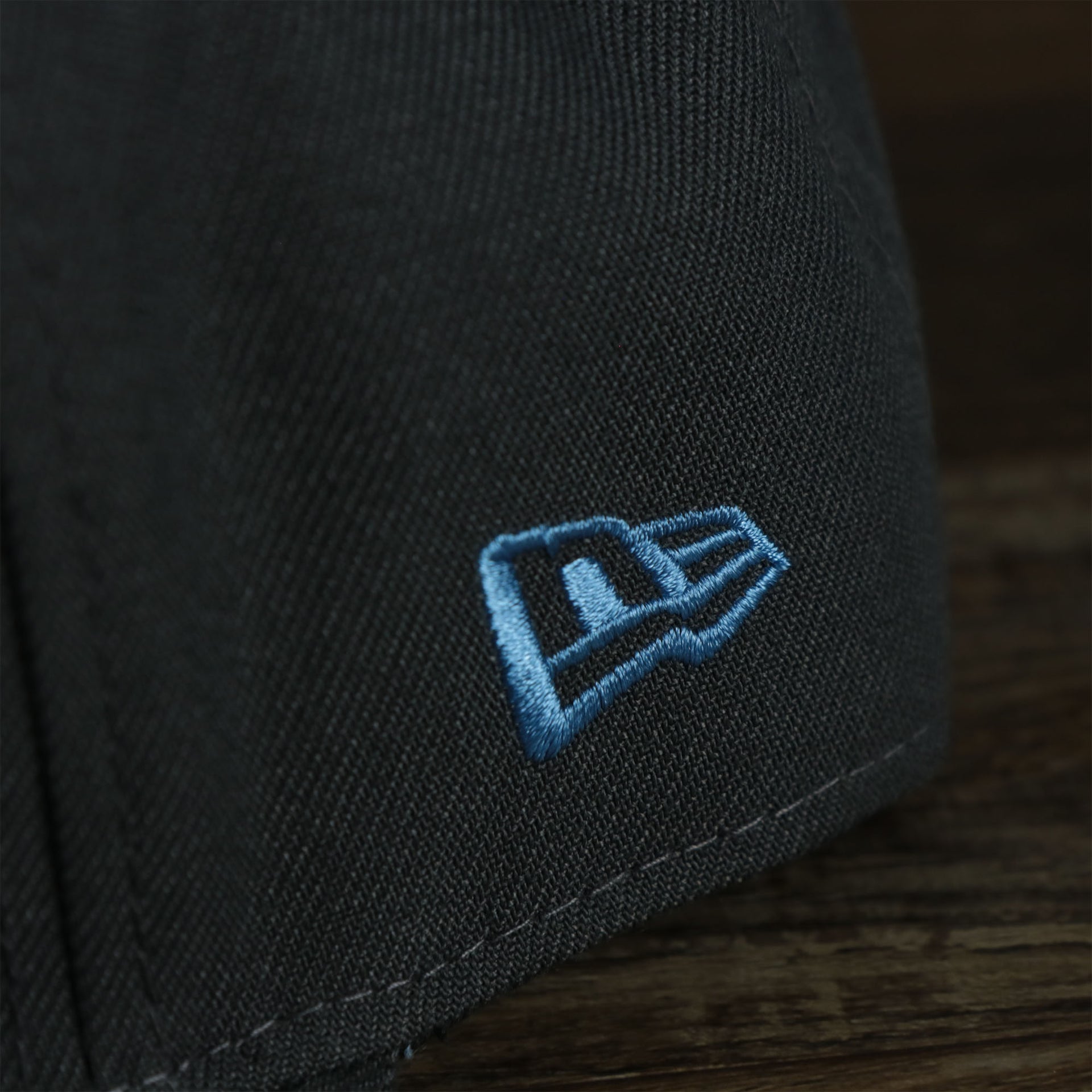A close up of the New Era logo on the Pittsburgh Pirates 2022 Father's Day On-Field 9Fifty Snapback | Gray