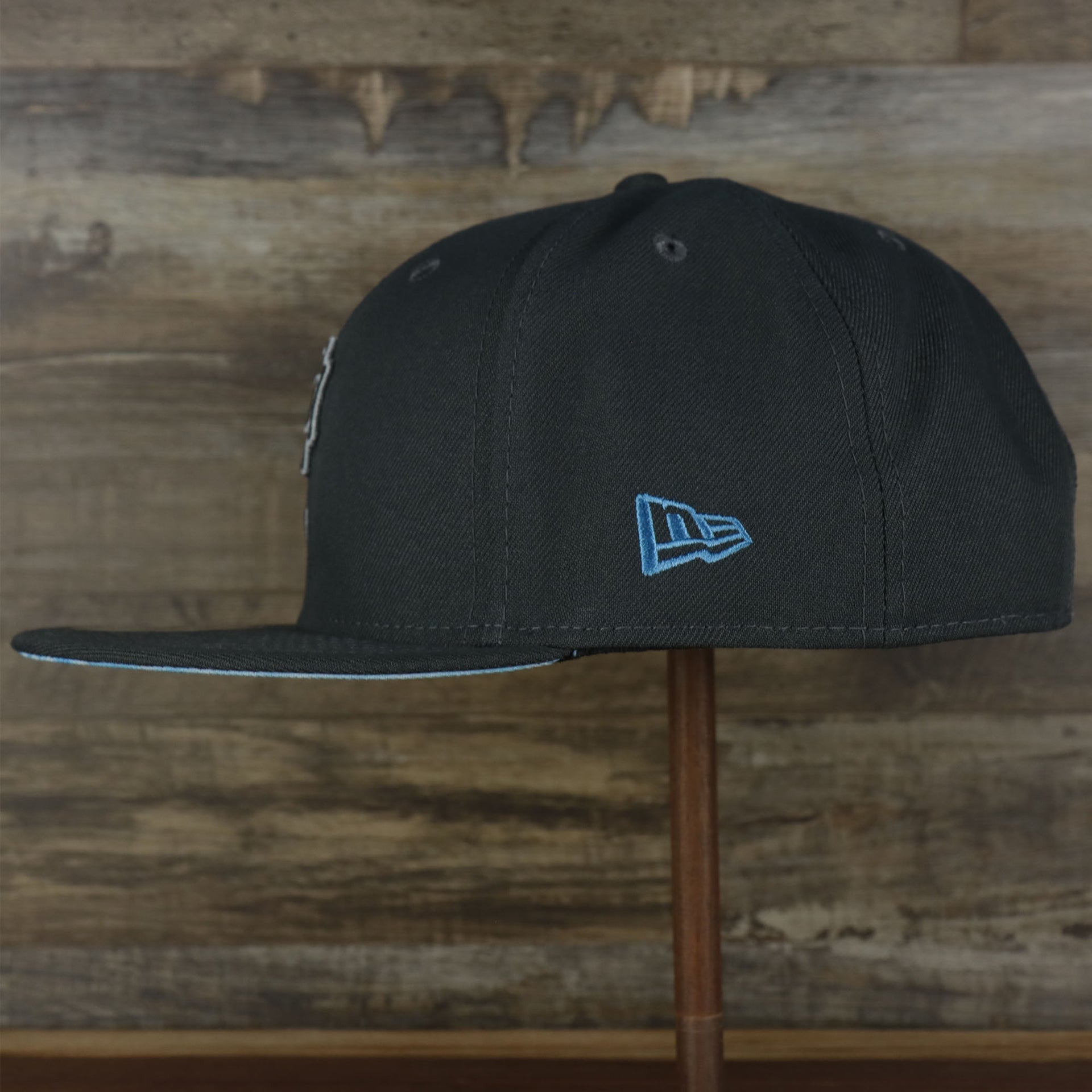 The wearer's left on the Pittsburgh Pirates 2022 Father's Day On-Field 9Fifty Snapback | Gray