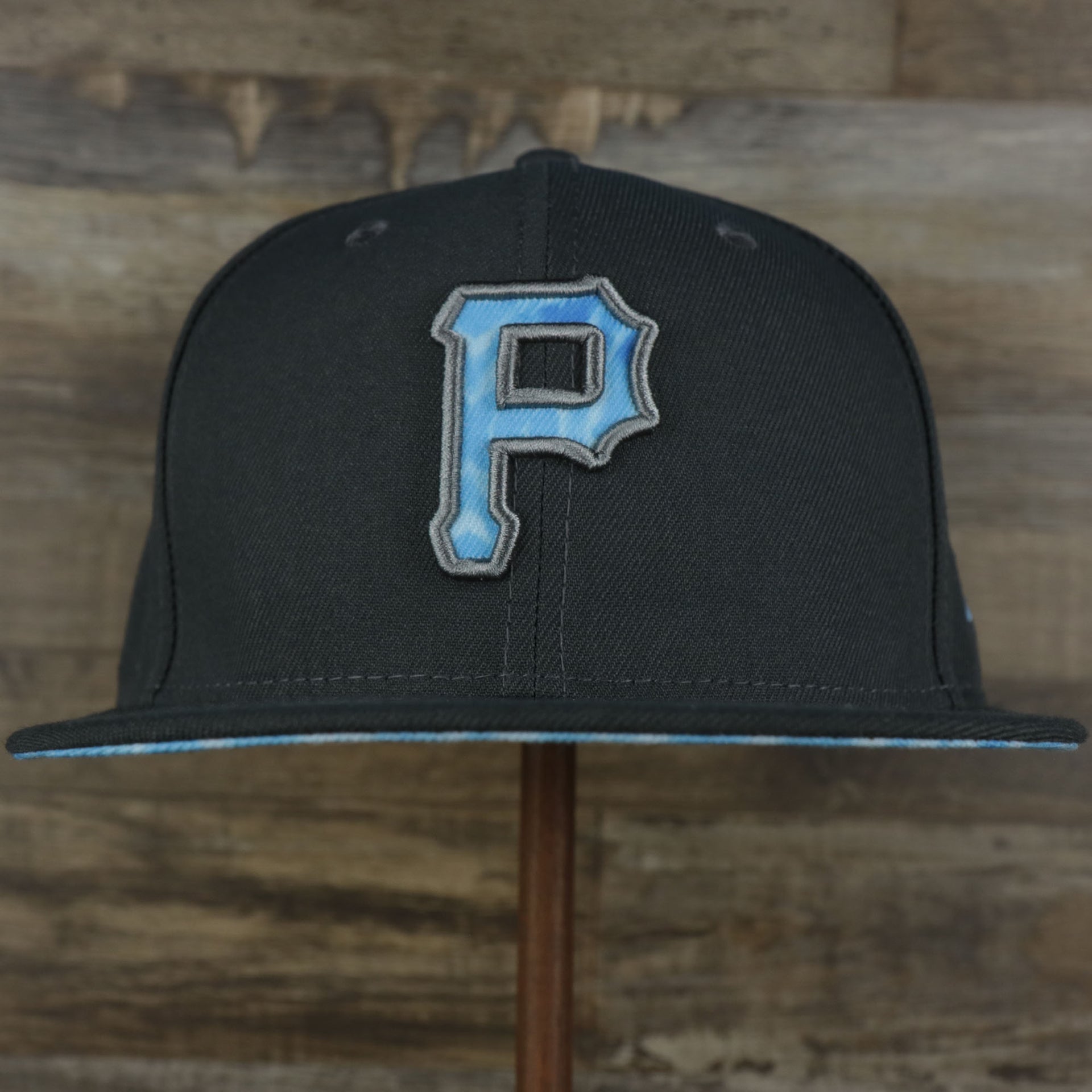The front of the Pittsburgh Pirates 2022 Father's Day On-Field 9Fifty Snapback | Gray