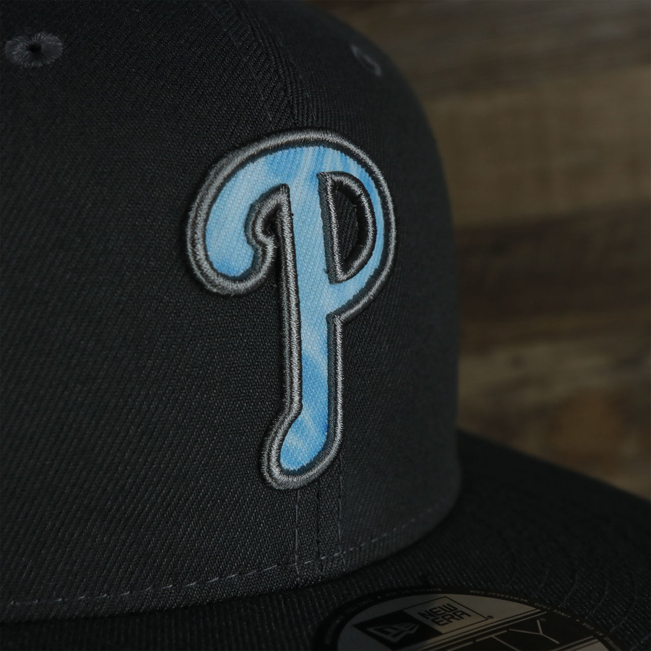 A close up of the logo on the Philadelphia Phillies 2022 Father's Day On-Field 9Fifty Snapback | Gray