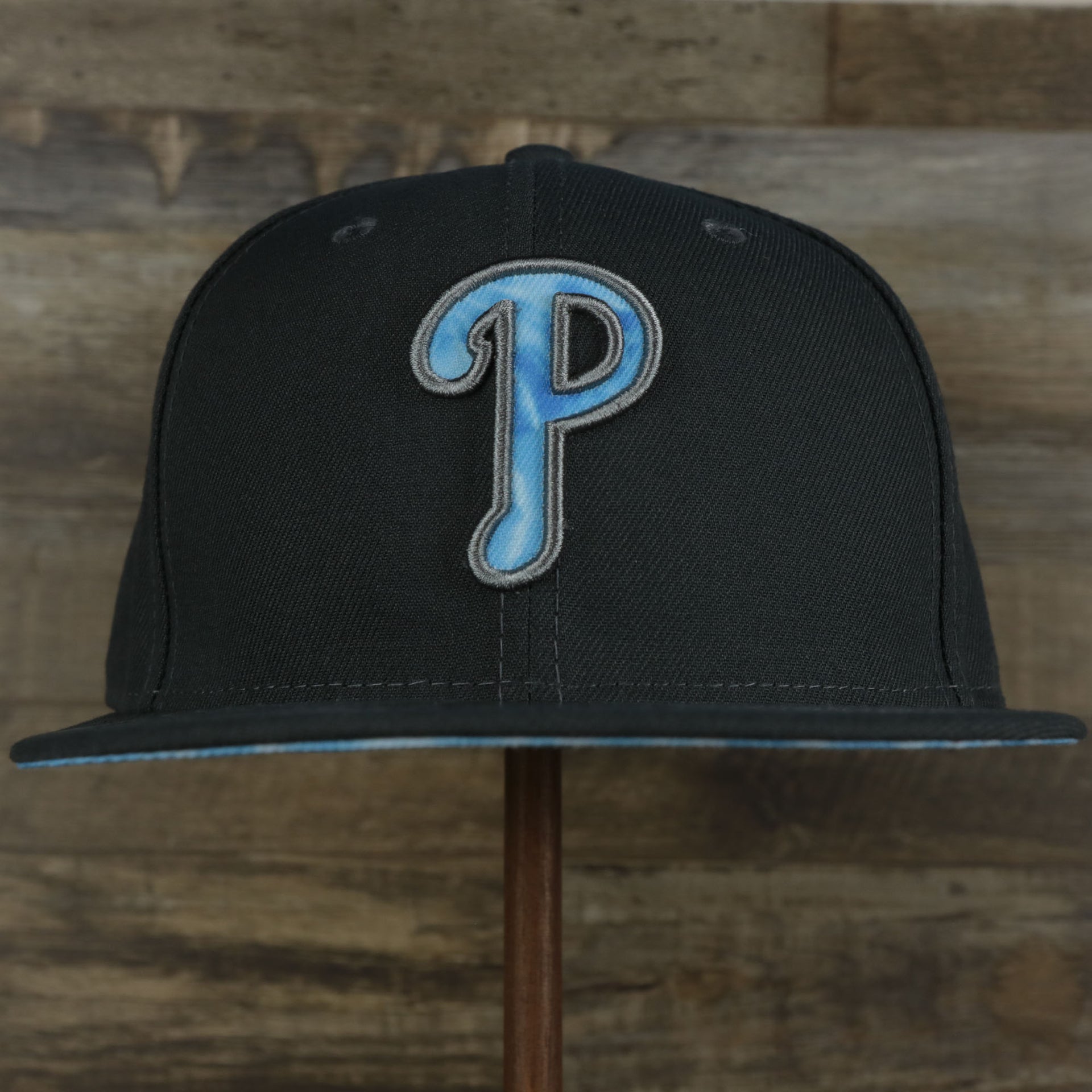The front of the Philadelphia Phillies 2022 Father's Day On-Field 9Fifty Snapback | Gray